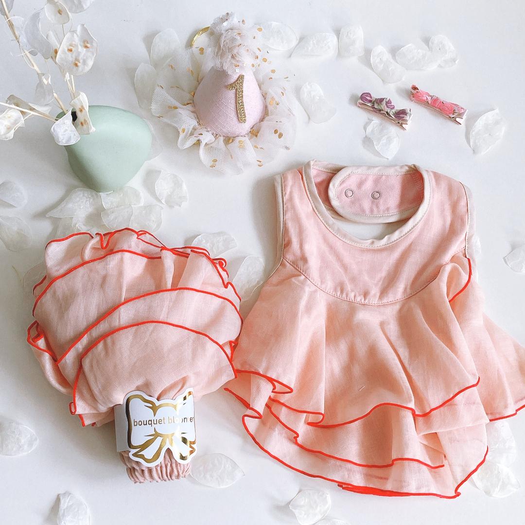日本製ベビー服とスタイが合体した「ビブシィ」60-80サイズフラワーフリルビブシィ＋ブーケブルマ（ピンクベージュ/レッド）ご出産祝いに人気です！画像