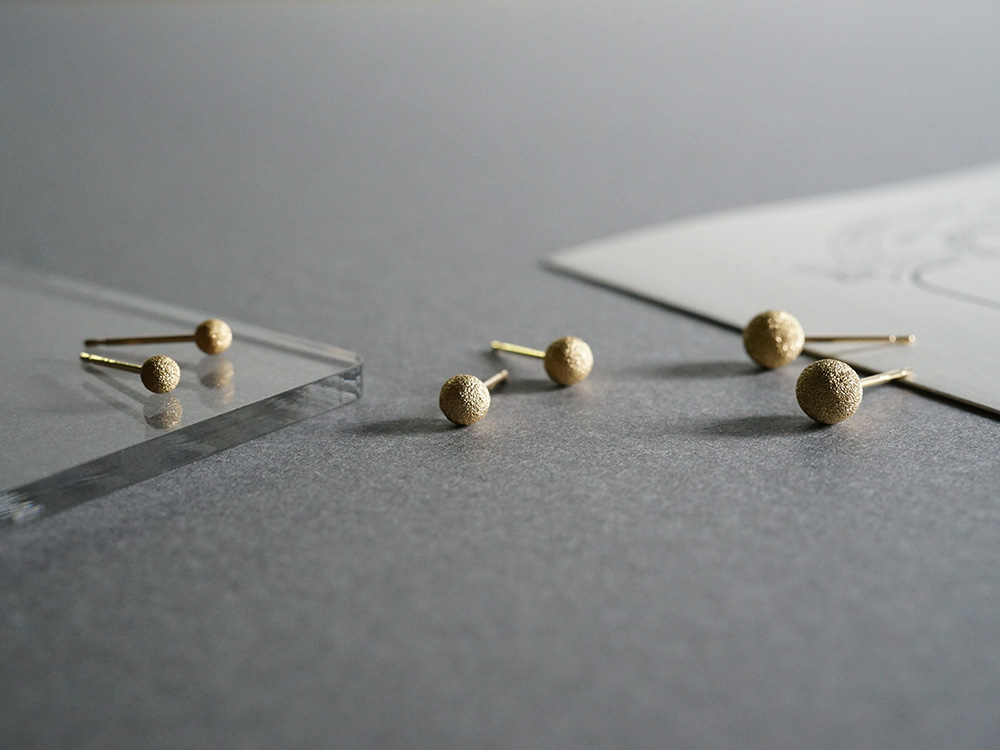 K18 スターダスト スタッド ピアス 3mm rpaub6823の画像