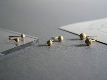 K18 スターダスト スタッド ピアス 3mm rpaub6823の画像