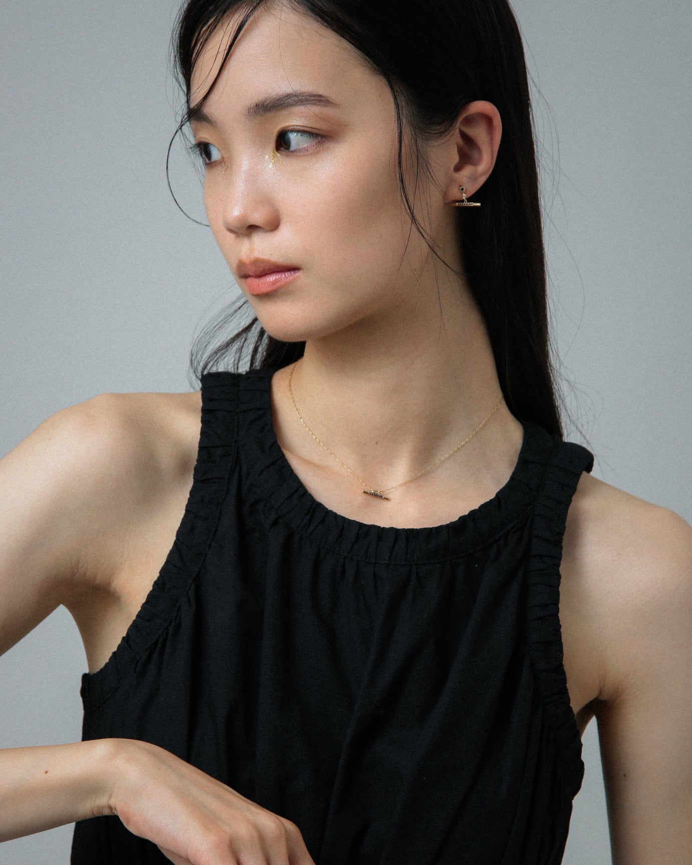 K10 ブラックダイヤ バー ピアス vg23e1568aの画像