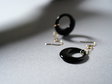K18 オクロス オニキス ピアス rph43679123の画像