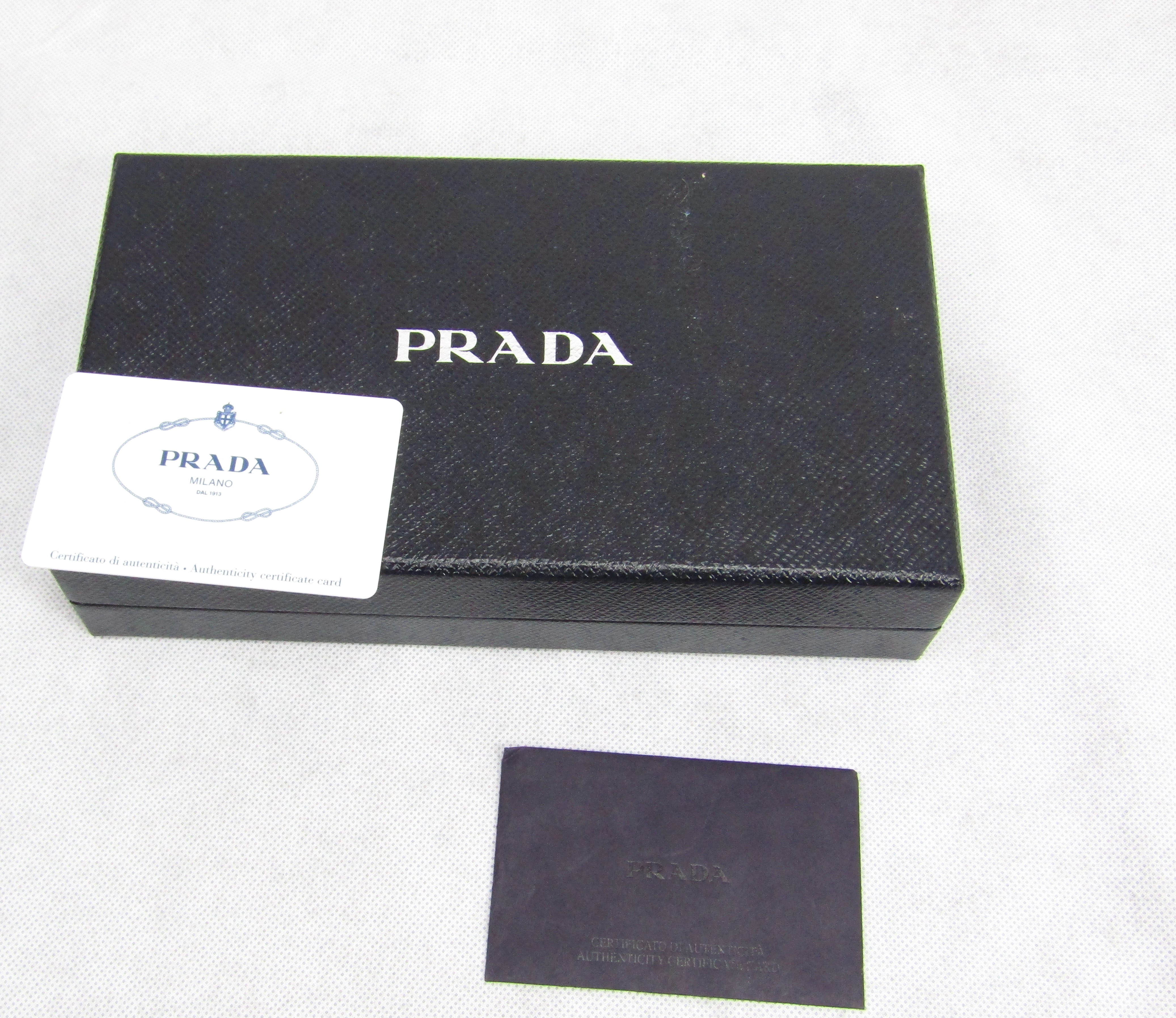 PRADA　ラウンド長財布の画像