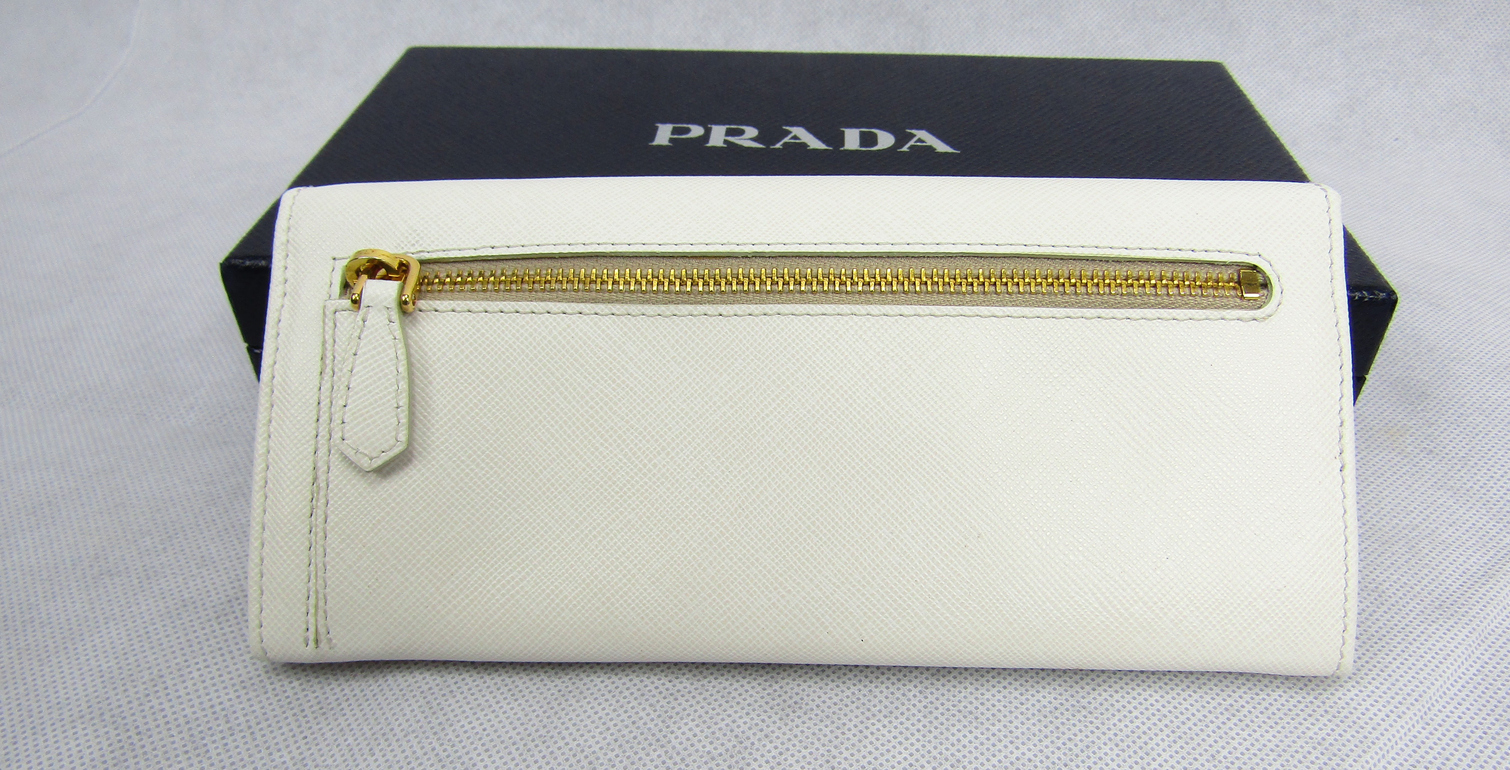 PRADA　長財布　ホワイトの画像