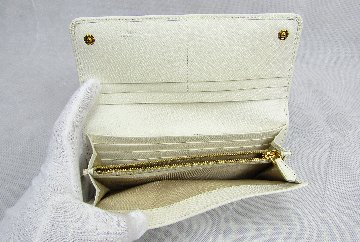 PRADA　長財布　ホワイトの画像