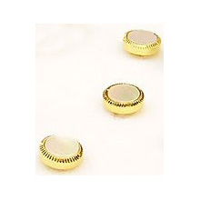 白蝶貝の胸ボタン（スタッズ）・金色の縁・ゴールド（ボタンが無いイカムネシャツ用）の画像