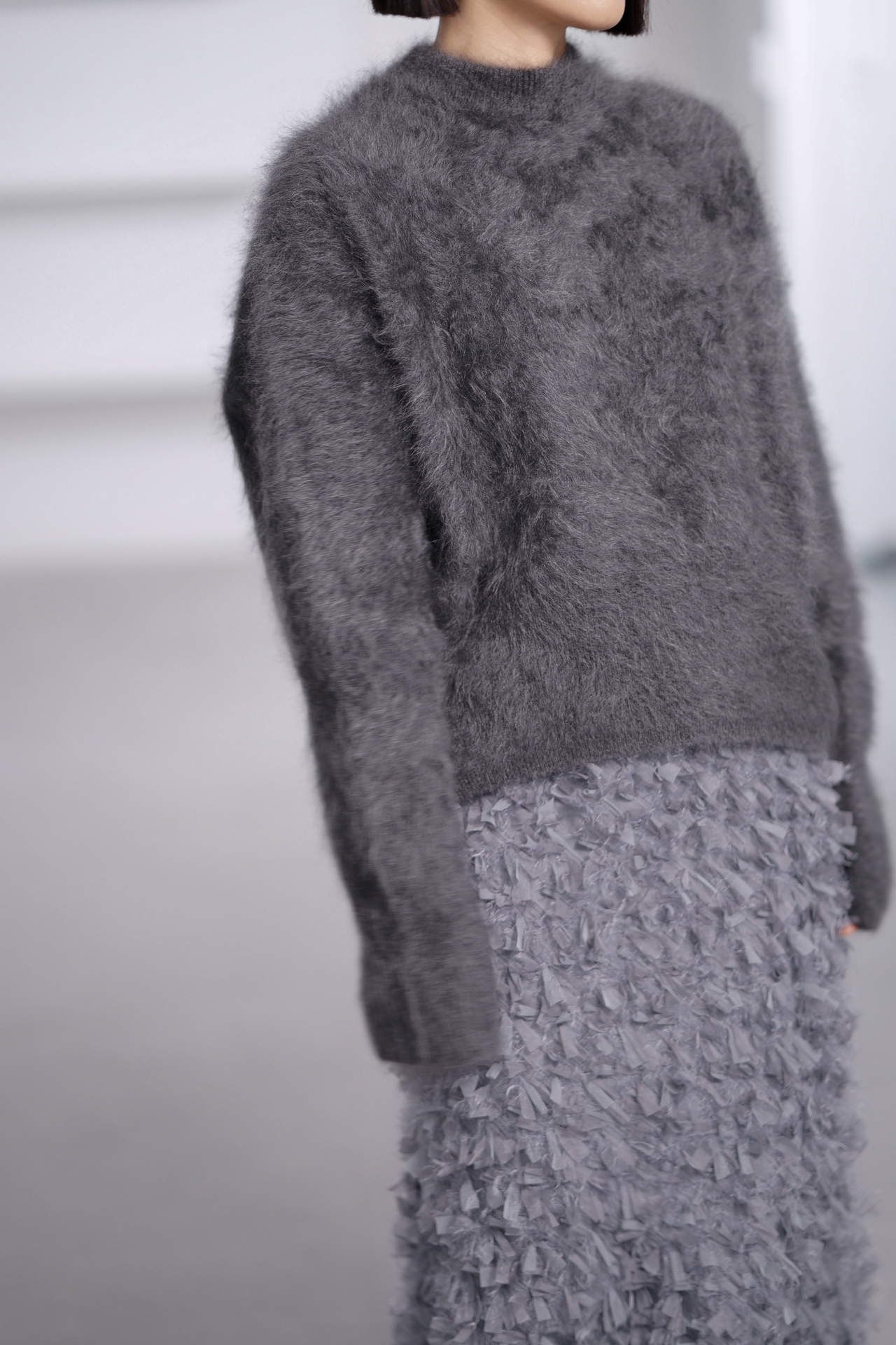 Odile Feather Charcoalの画像