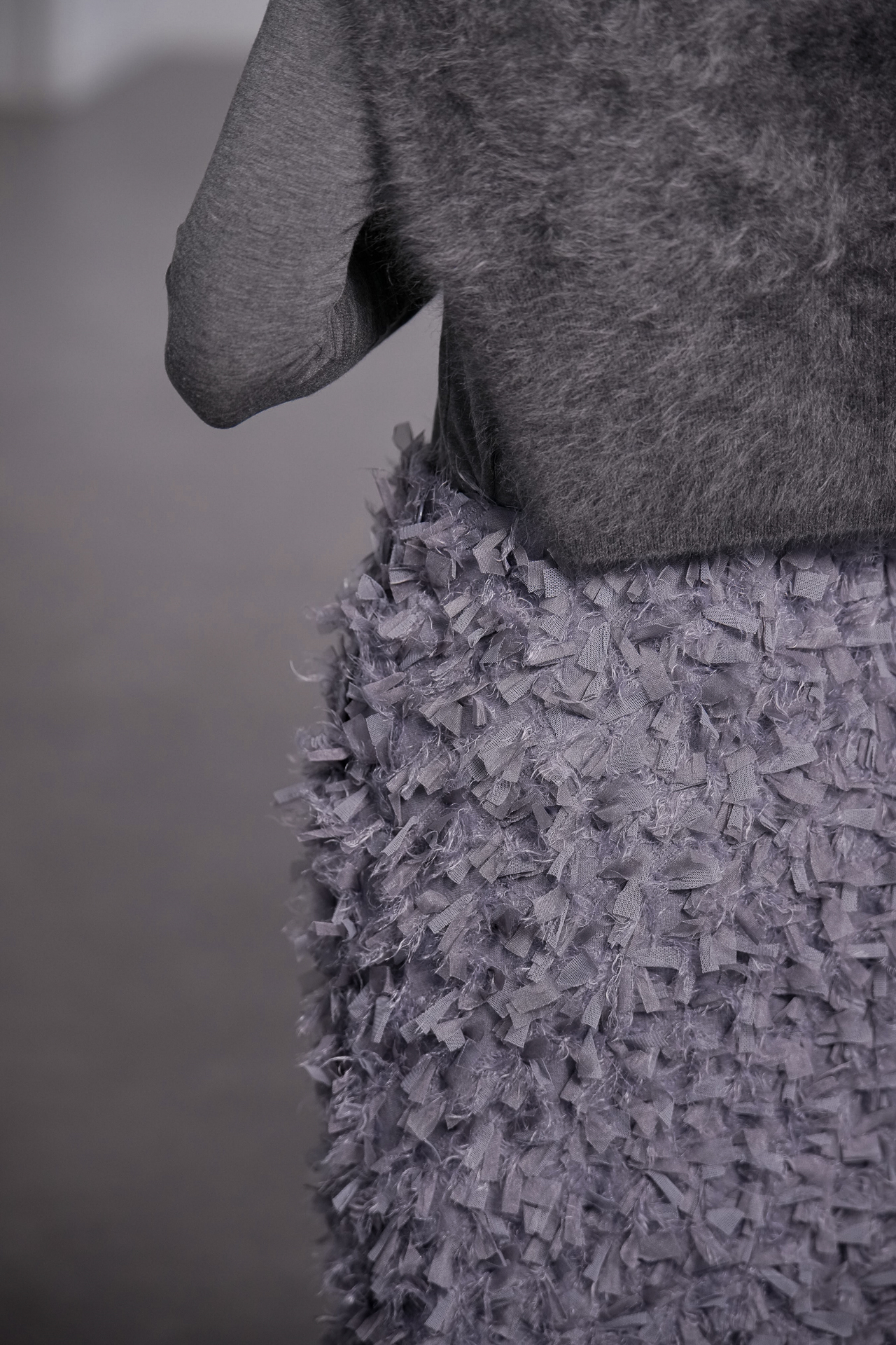 Odile Feather Charcoalの画像