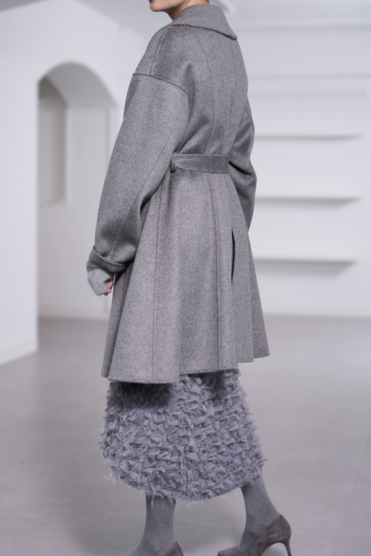 Odile Feather Charcoalの画像