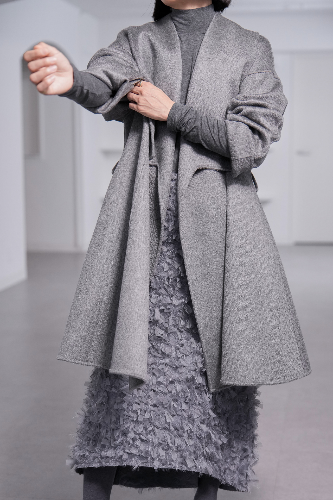 Odile Feather Charcoalの画像
