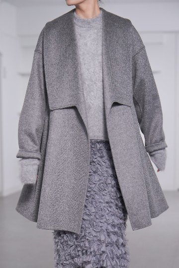 Odile Feather Charcoalの画像