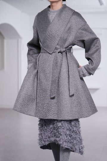 Odile Feather Charcoalの画像