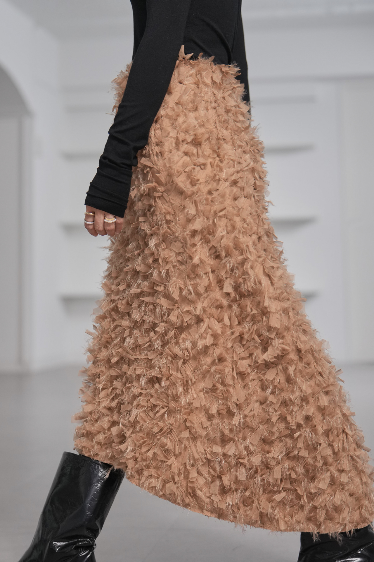 Odile Feather Cappuccinoの画像