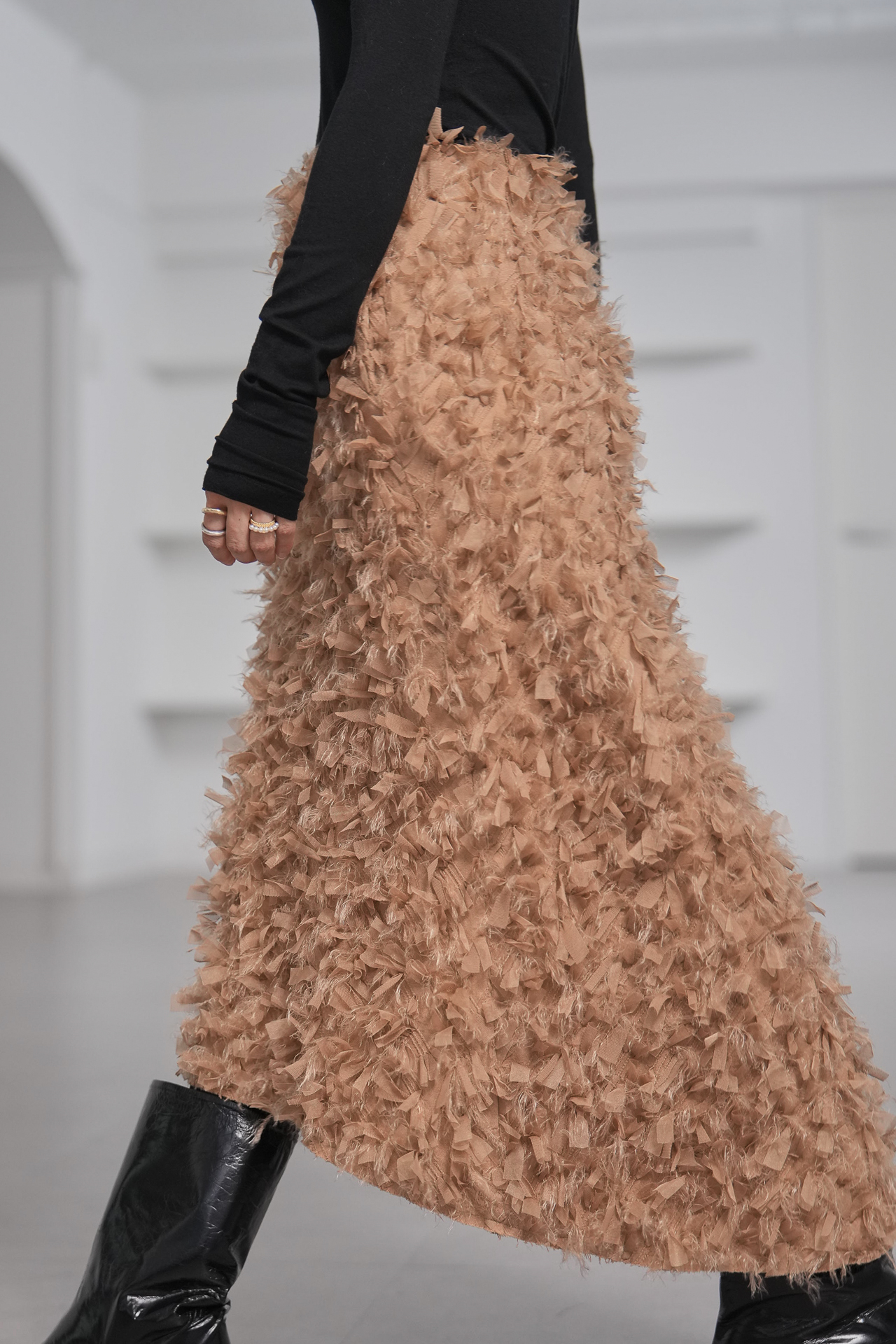 Odile Feather Cappuccinoの画像