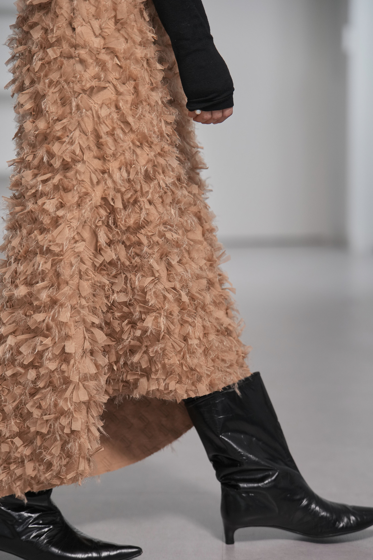 Odile Feather Cappuccinoの画像