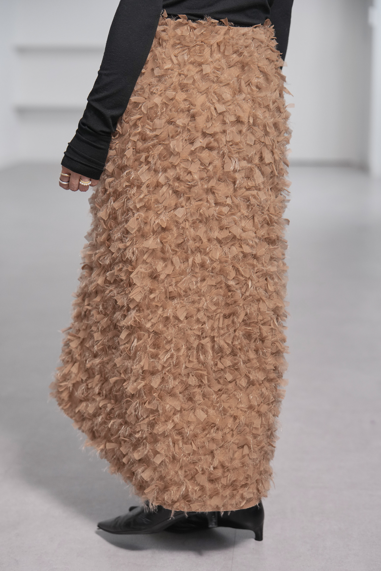 Odile Feather Cappuccinoの画像