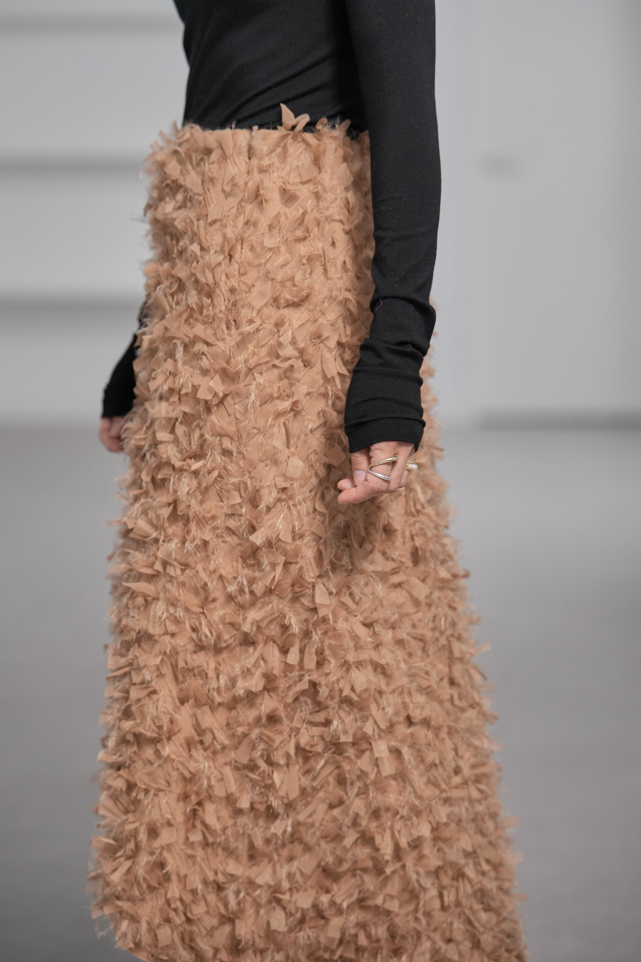 Odile Feather Cappuccinoの画像