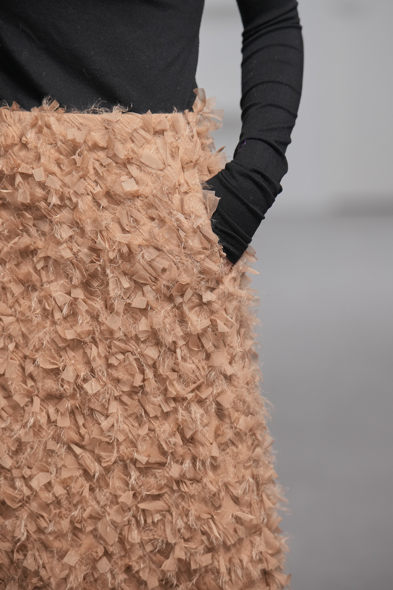 Odile Feather Cappuccinoの画像