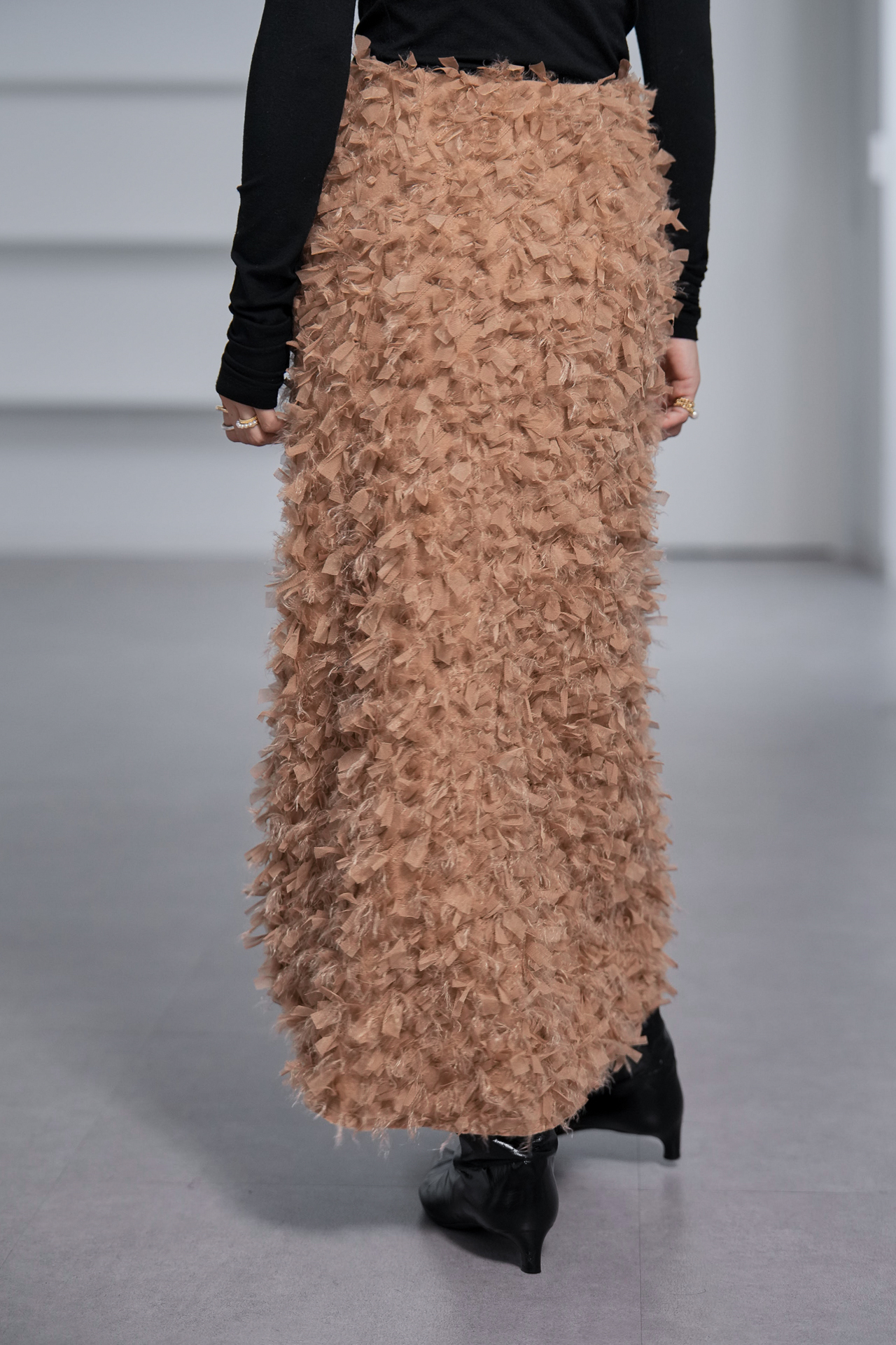 Odile Feather Cappuccinoの画像