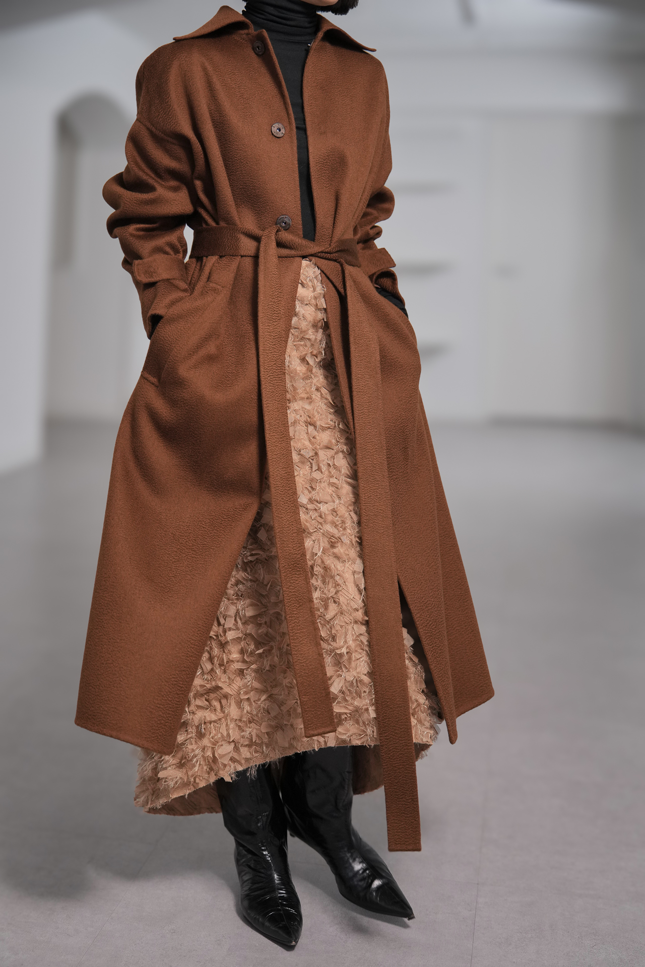 Odile Feather Cappuccinoの画像