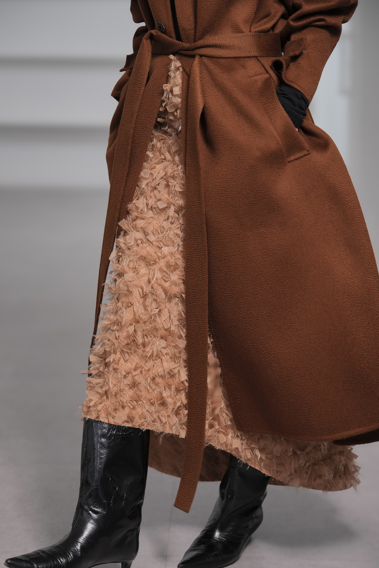 Odile Feather Cappuccinoの画像