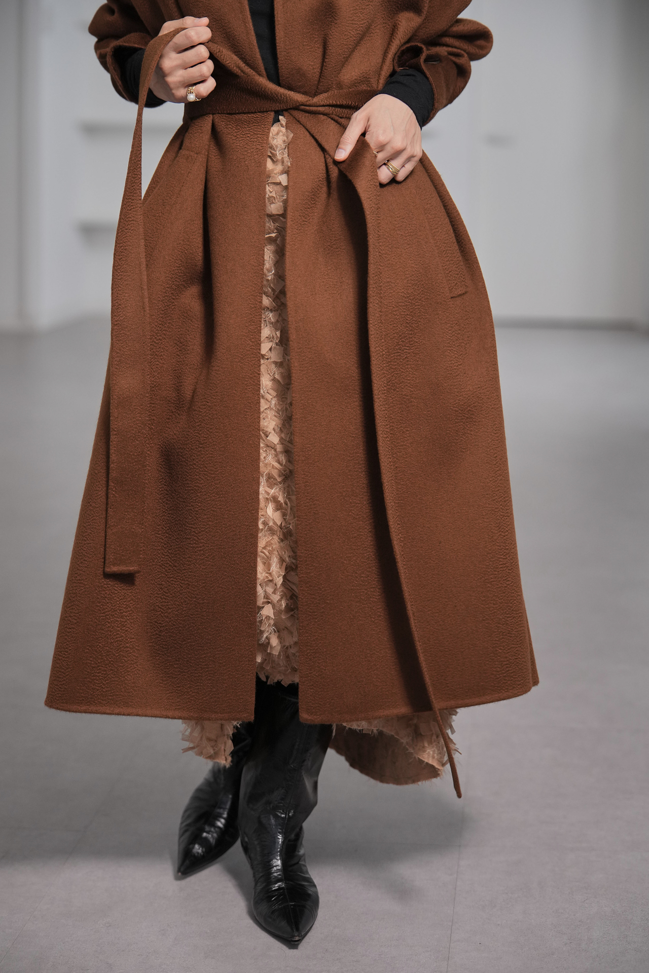 Odile Feather Cappuccinoの画像