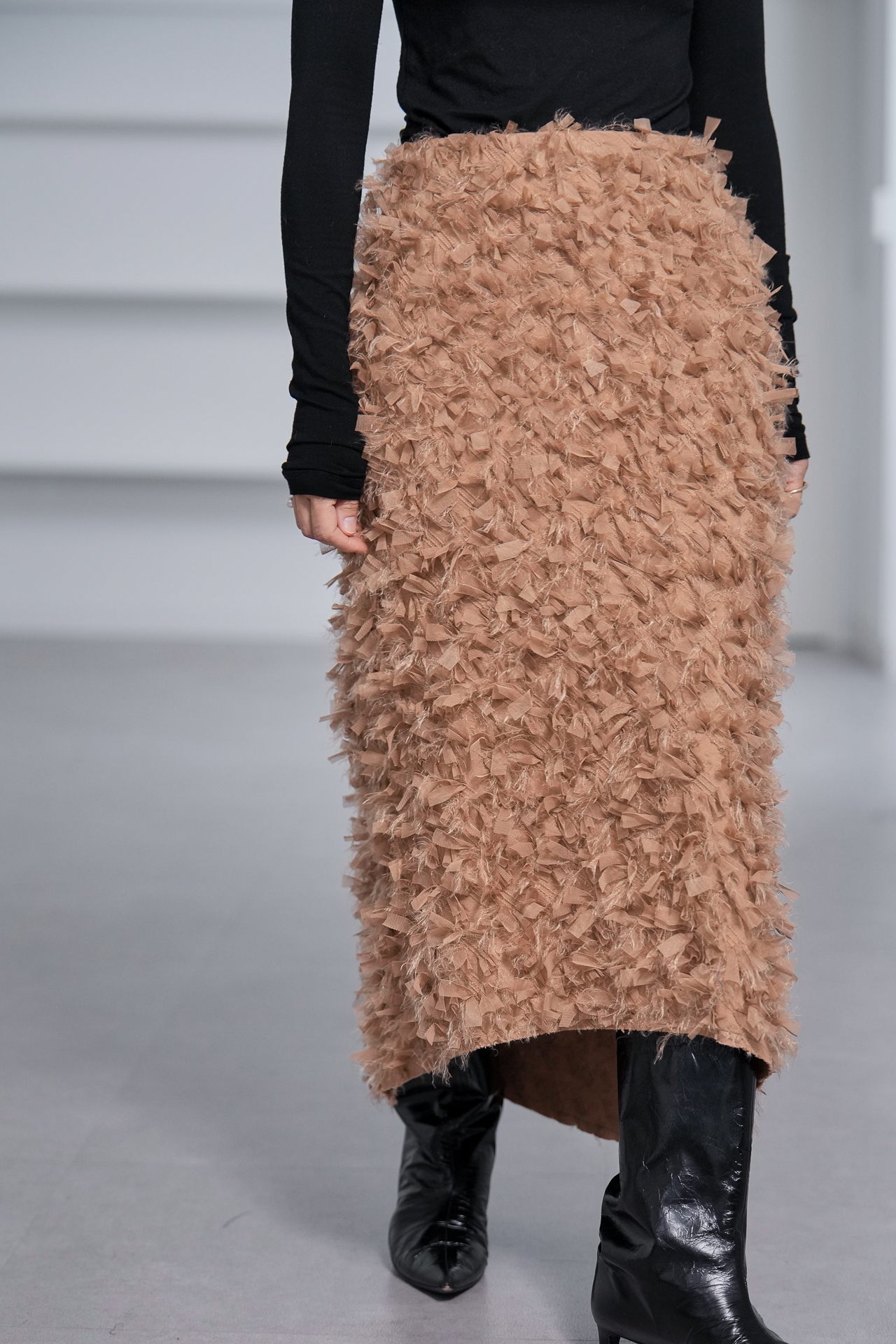 Odile Feather Cappuccinoの画像