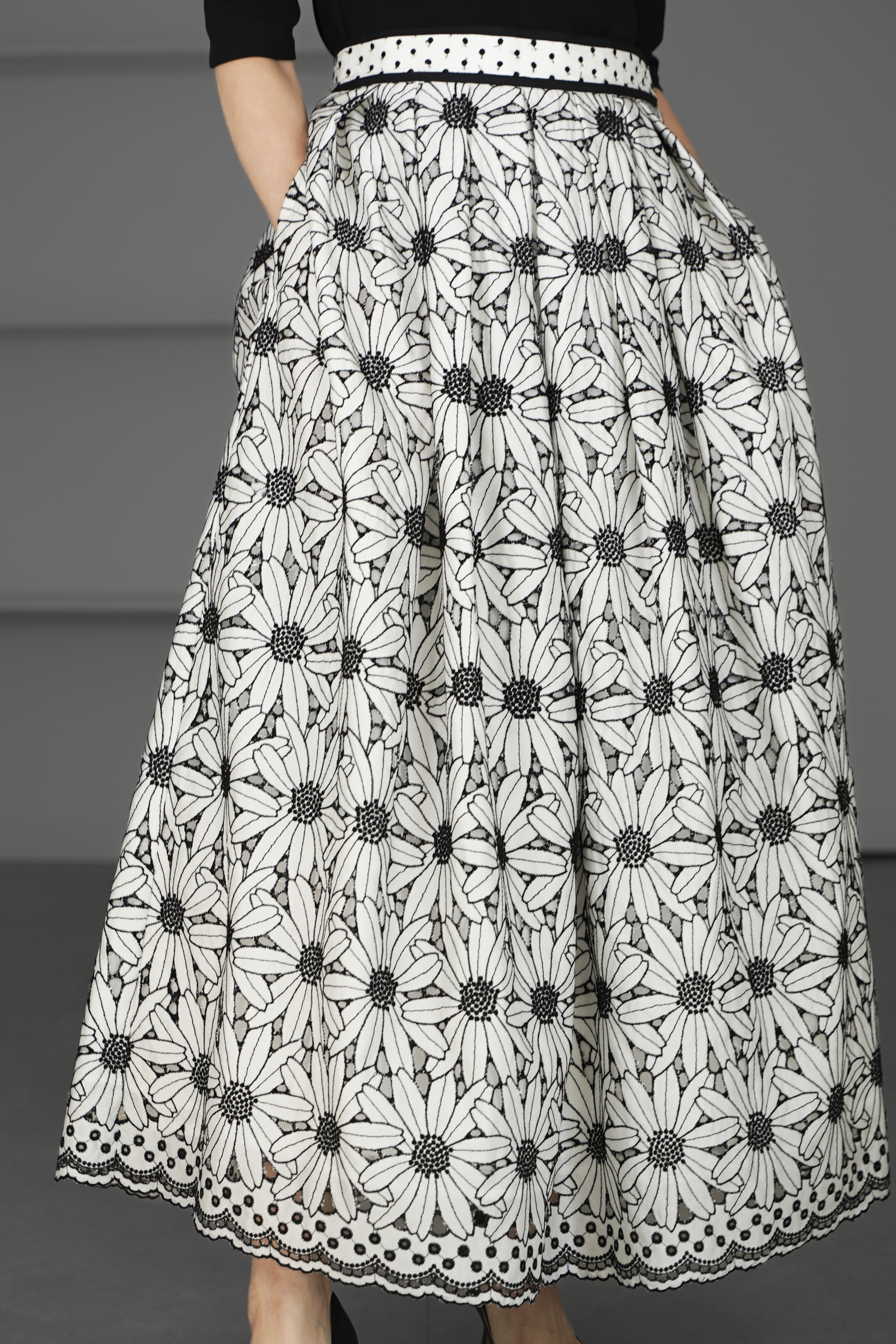 3月中旬-3月末デリバリー予定】Anna Daisy Embroidery | SHE Tokyo