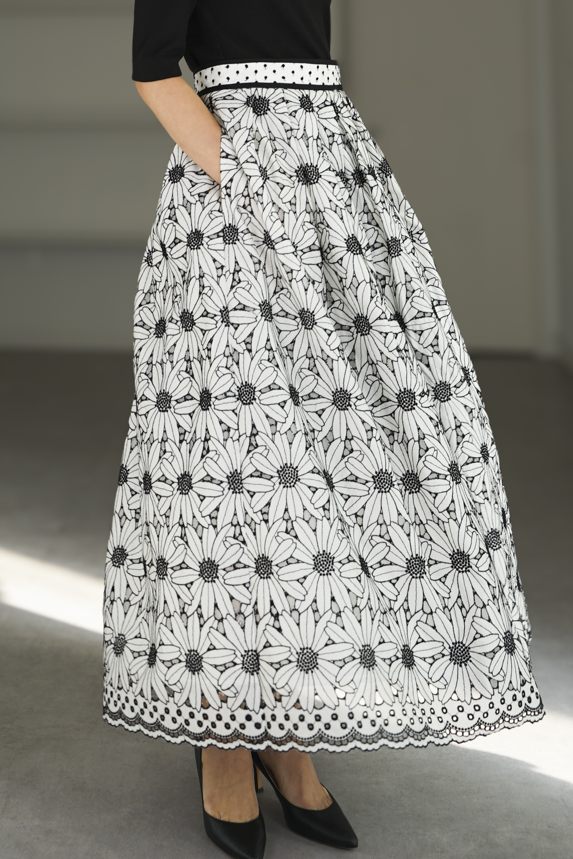 新品タグ付きSHE Tokyo Anna Big Flower 36 スカート 新品タグ付きSHE Tokyo Anna Big Flower 36 スカート