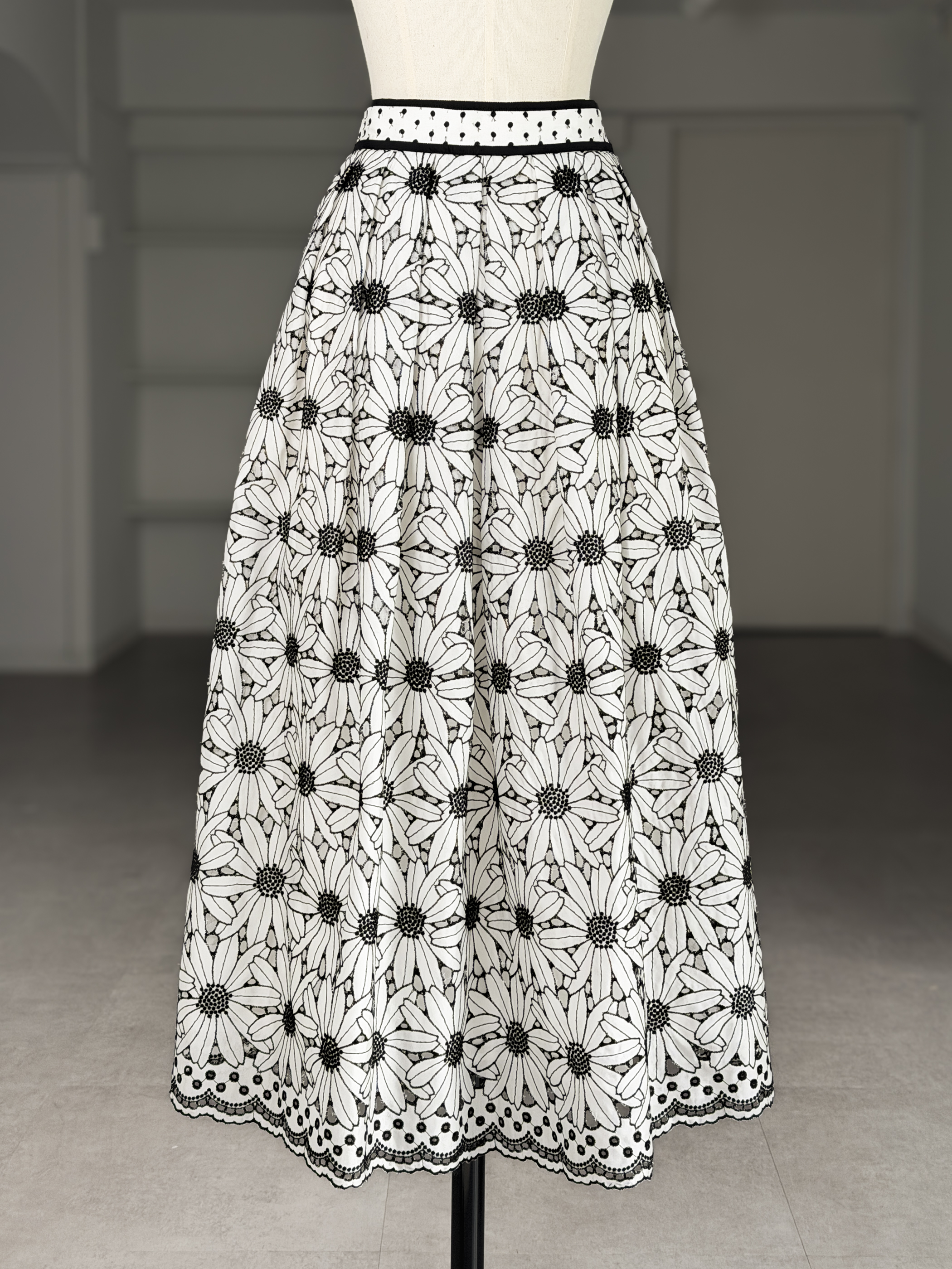 3月中旬-3月末デリバリー予定】Anna Daisy Embroidery | SHE Tokyo