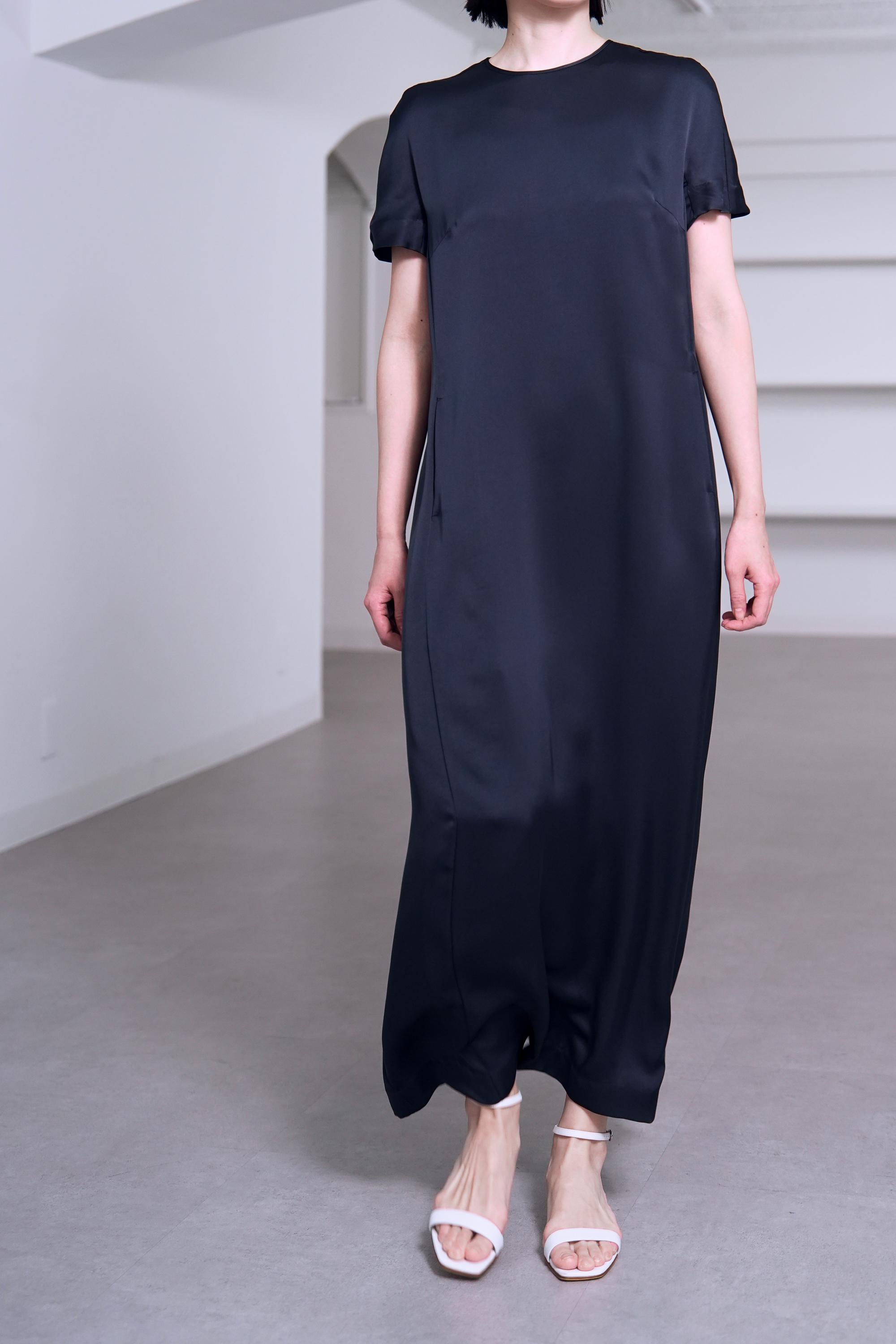 Manon Satin Navy の画像