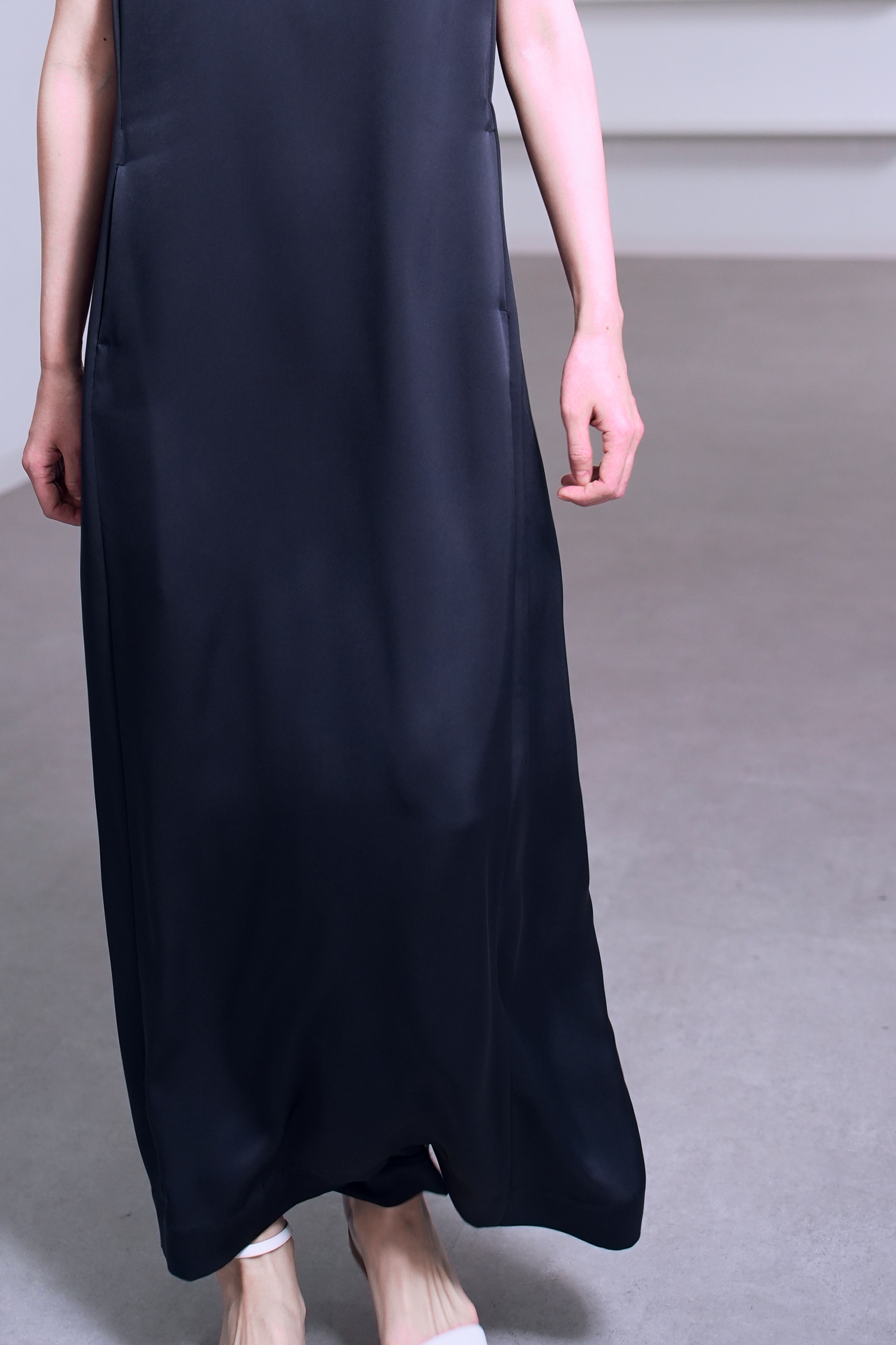 Manon Satin Navy の画像