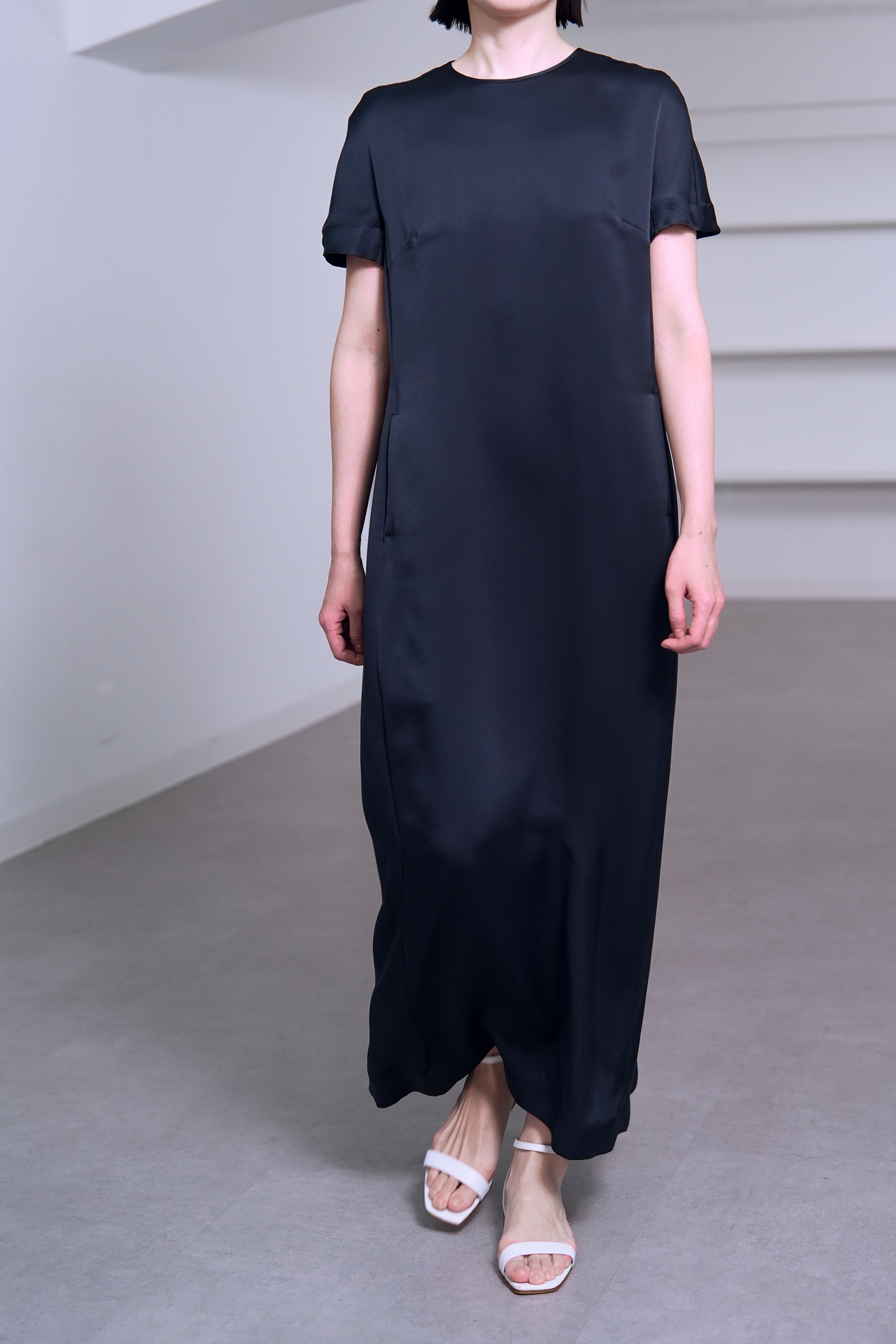 Manon Satin Navy の画像