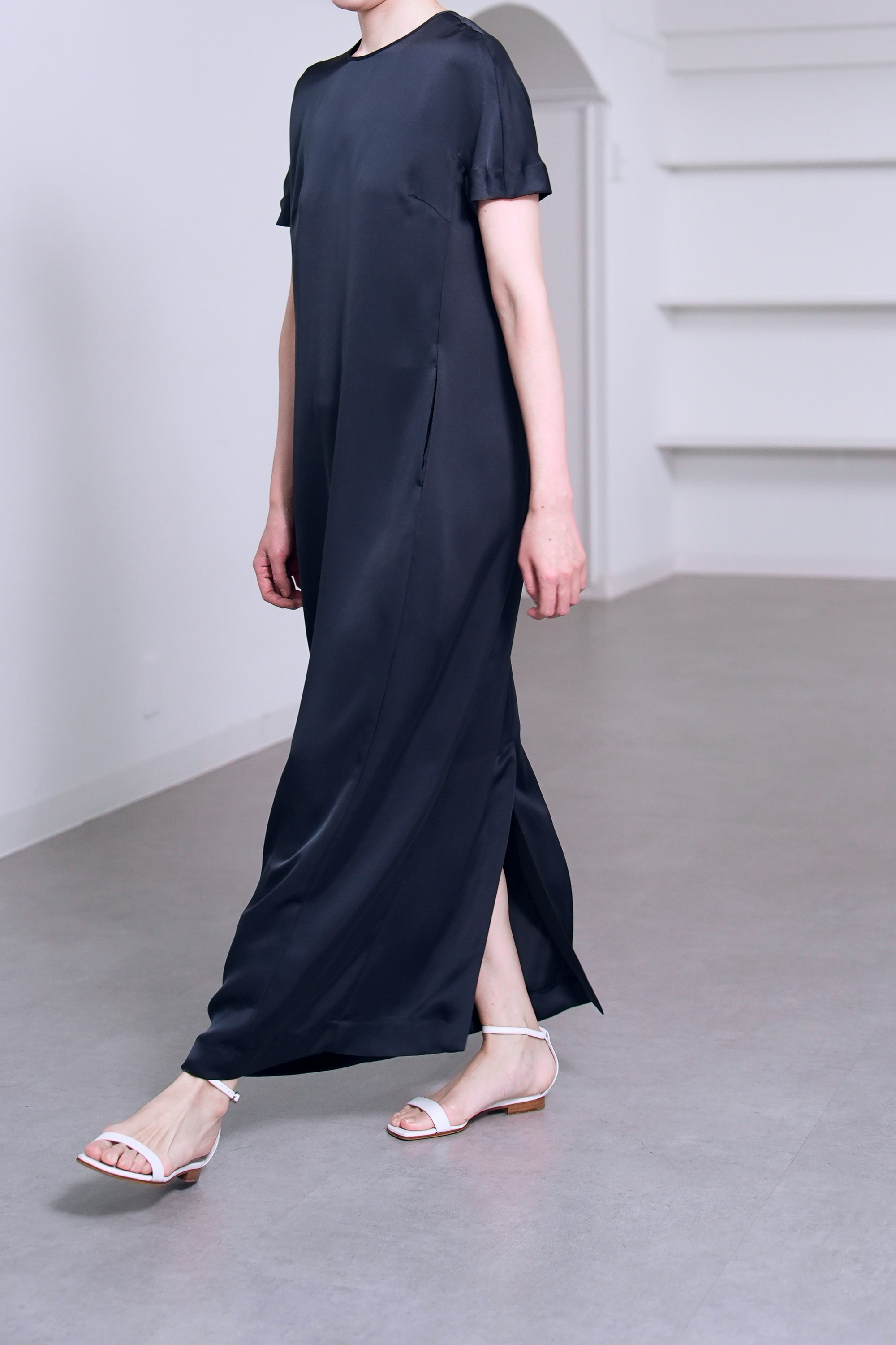 Manon Satin Navy の画像