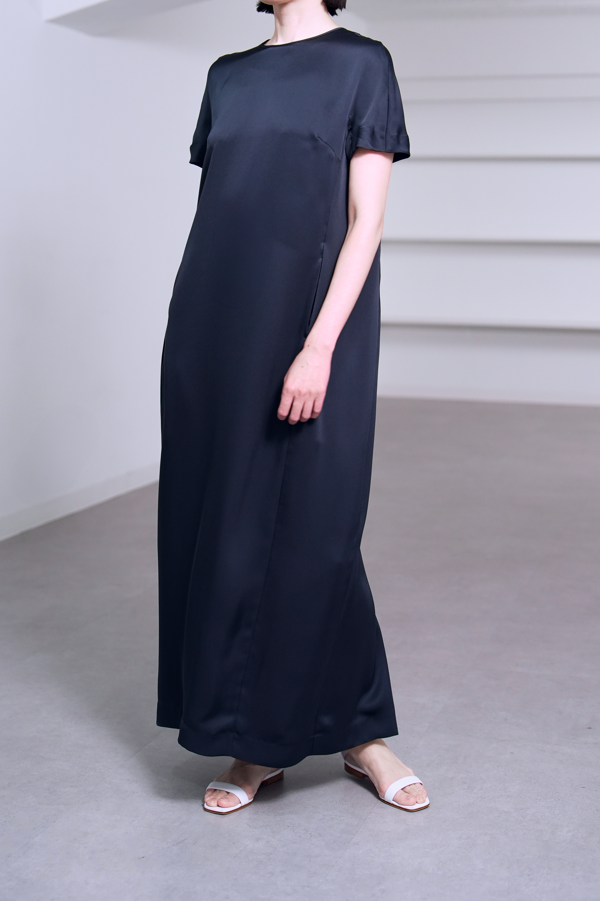 Manon Satin Navy の画像