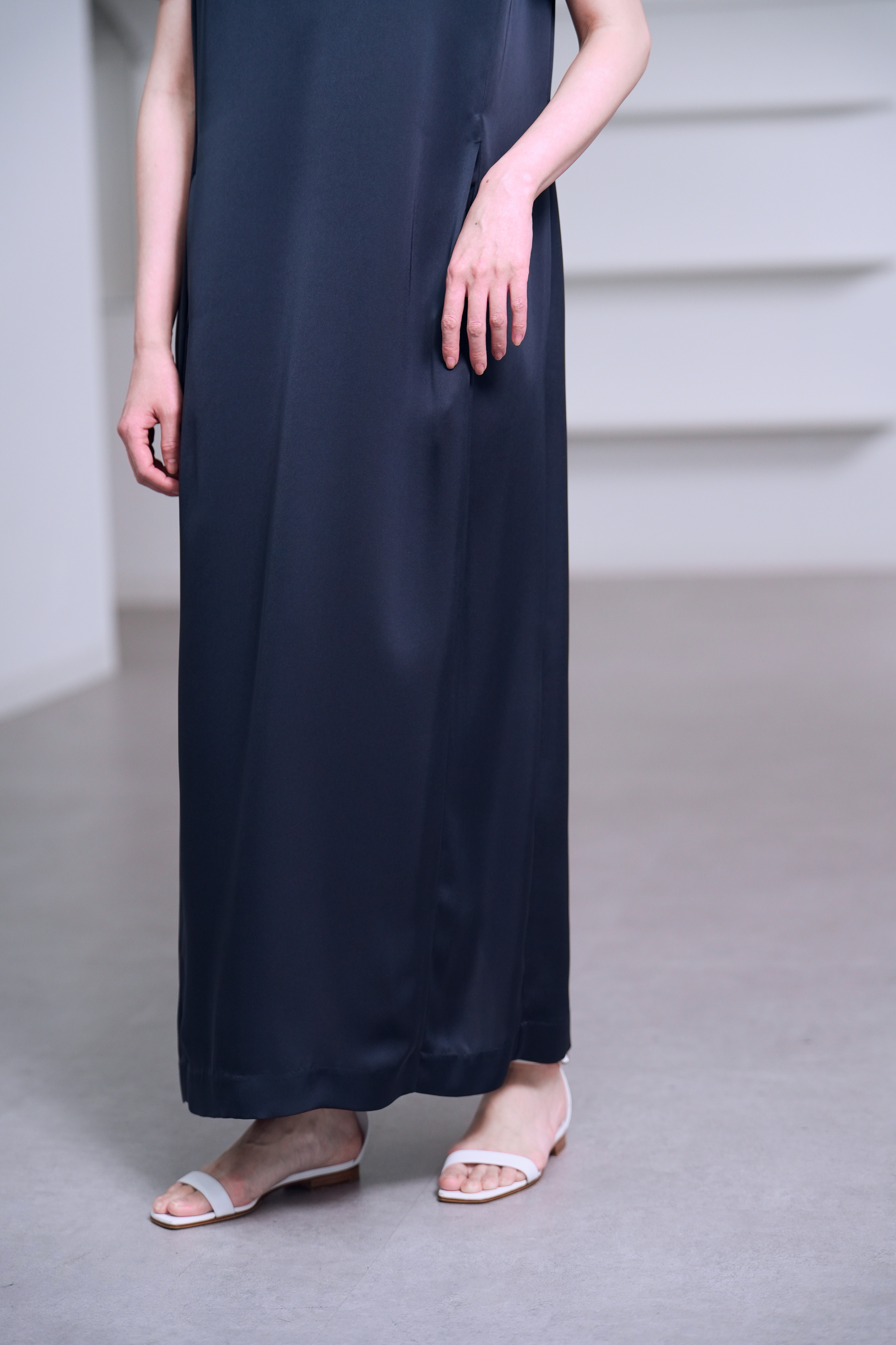 Manon Satin Navy の画像