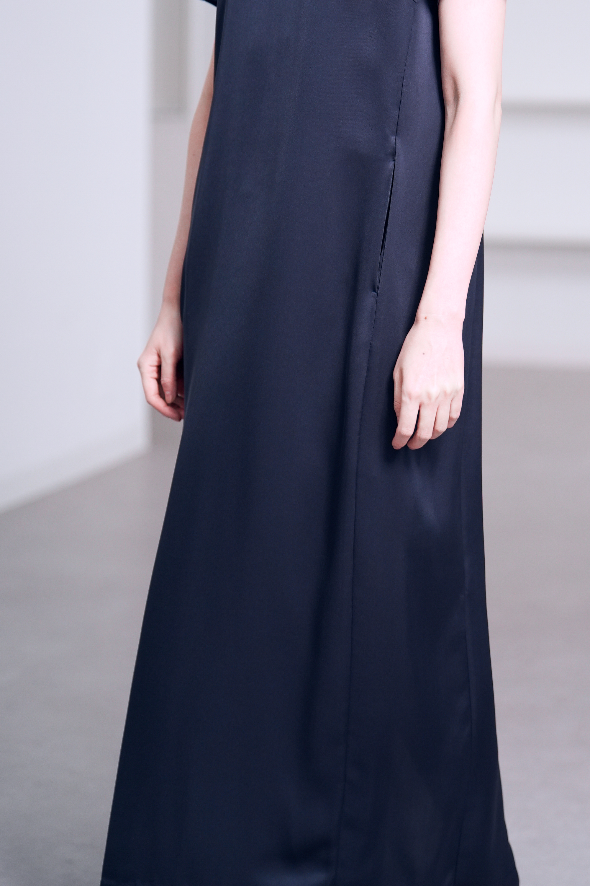 Manon Satin Navy の画像