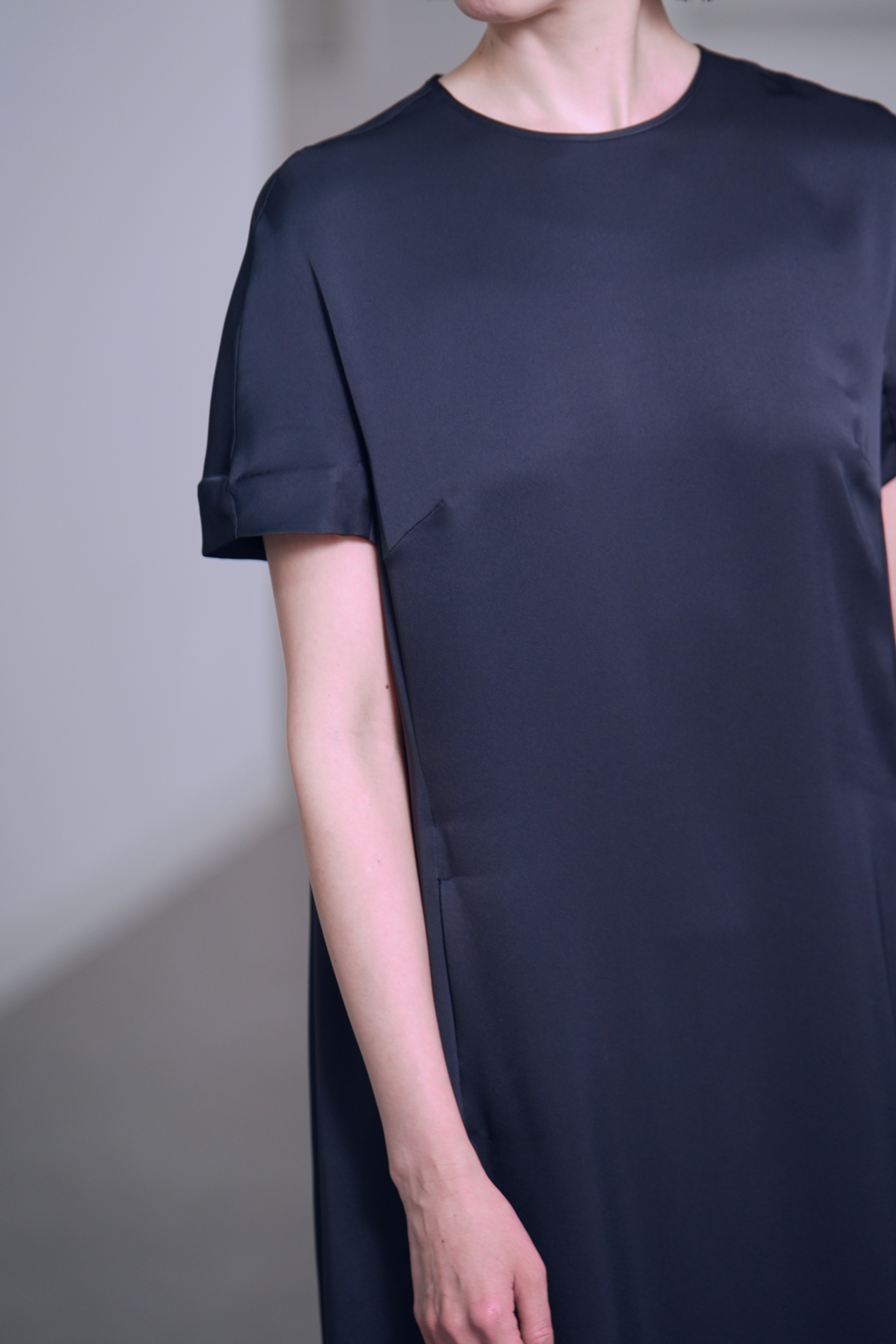 Manon Satin Navy の画像