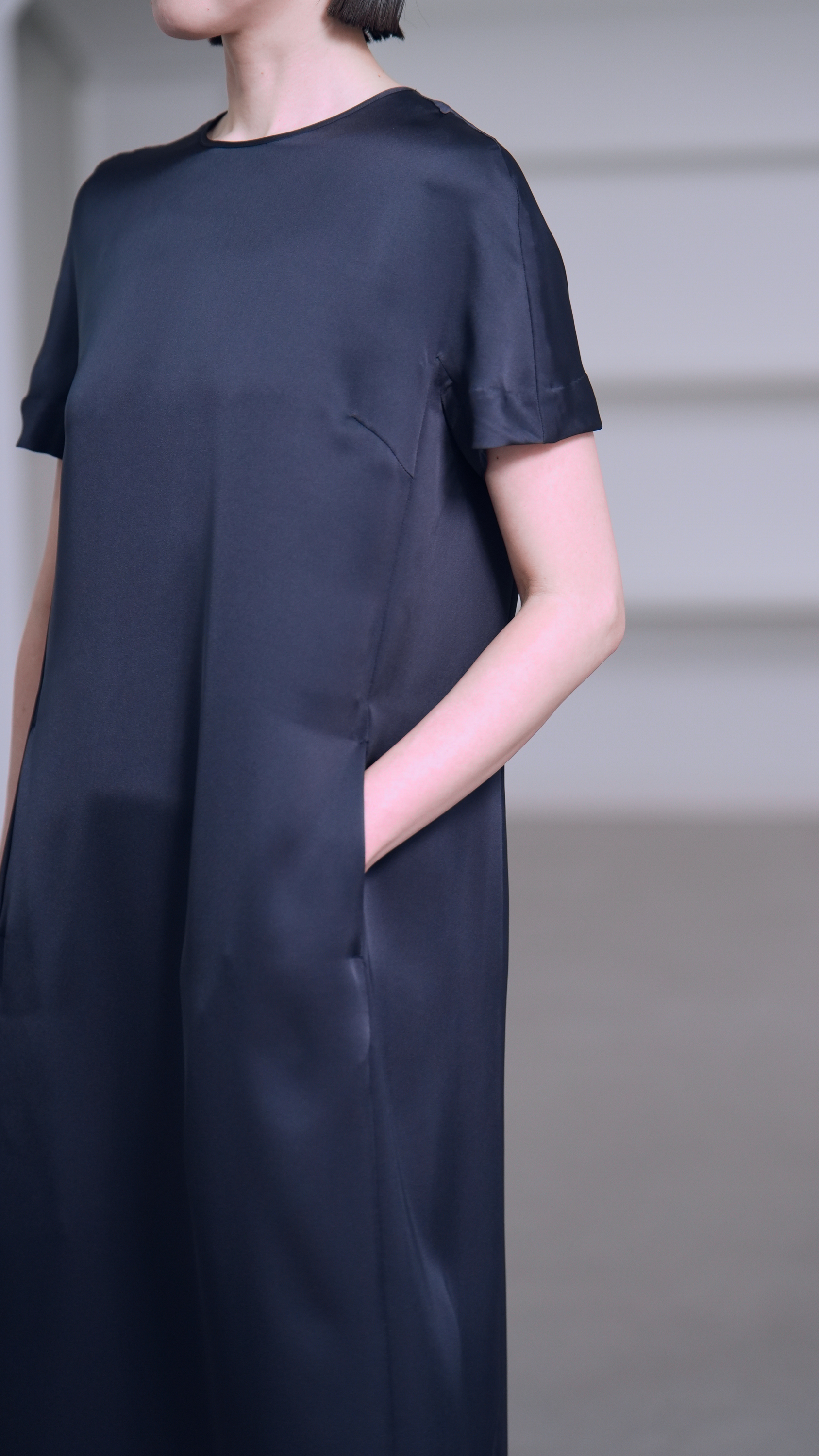 Manon Satin Navy の画像