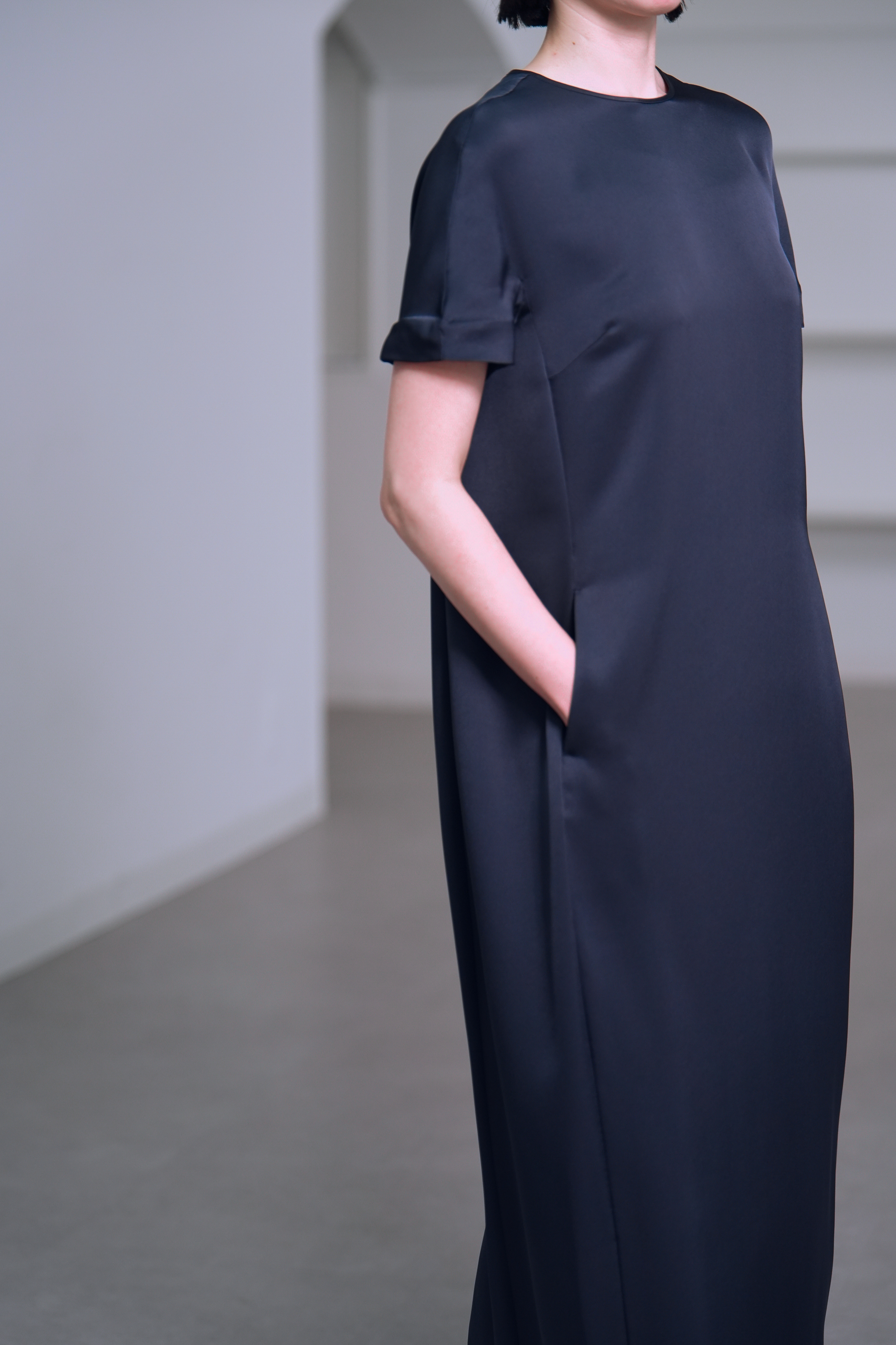 Manon Satin Navy の画像