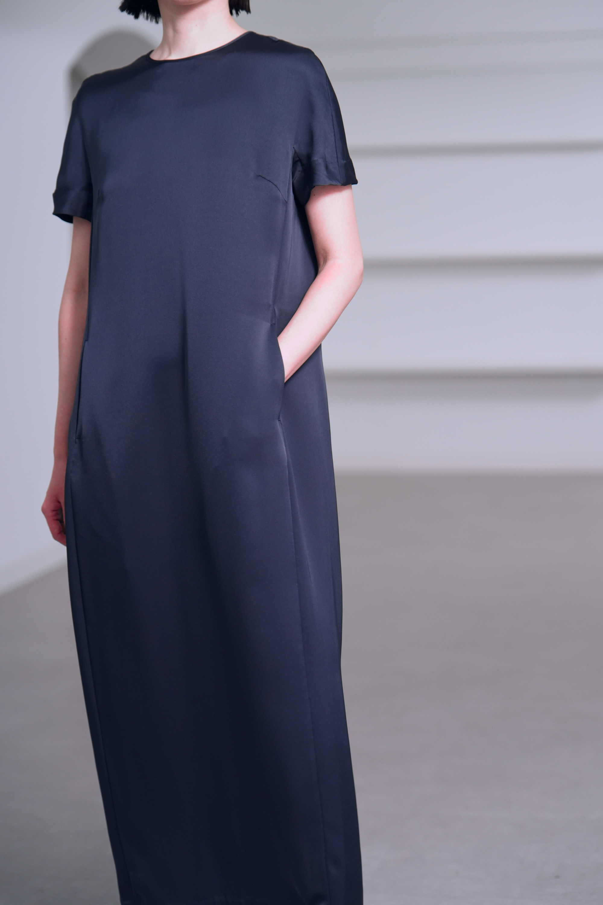 Manon Satin Navy の画像