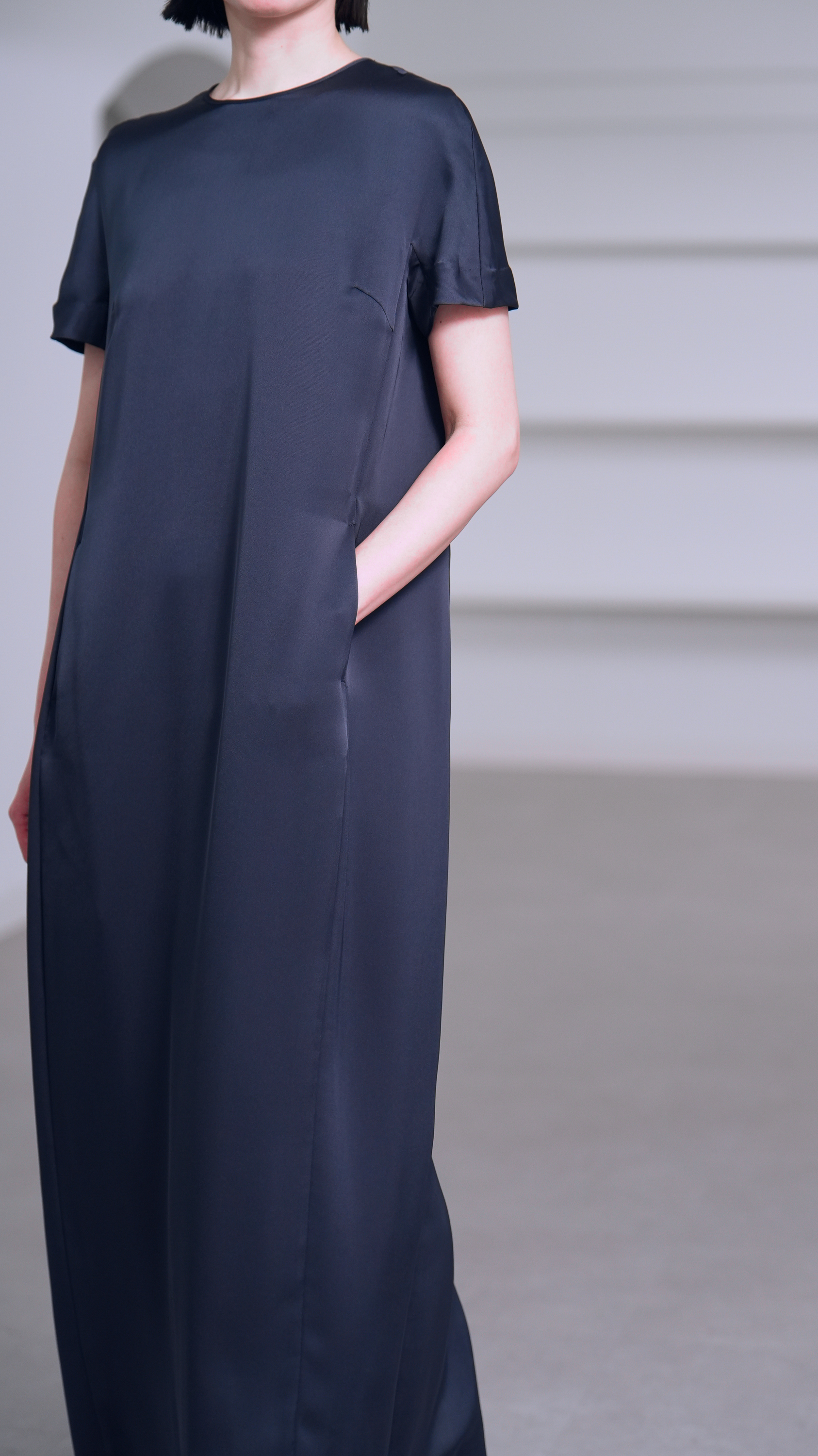 Manon Satin Navy の画像
