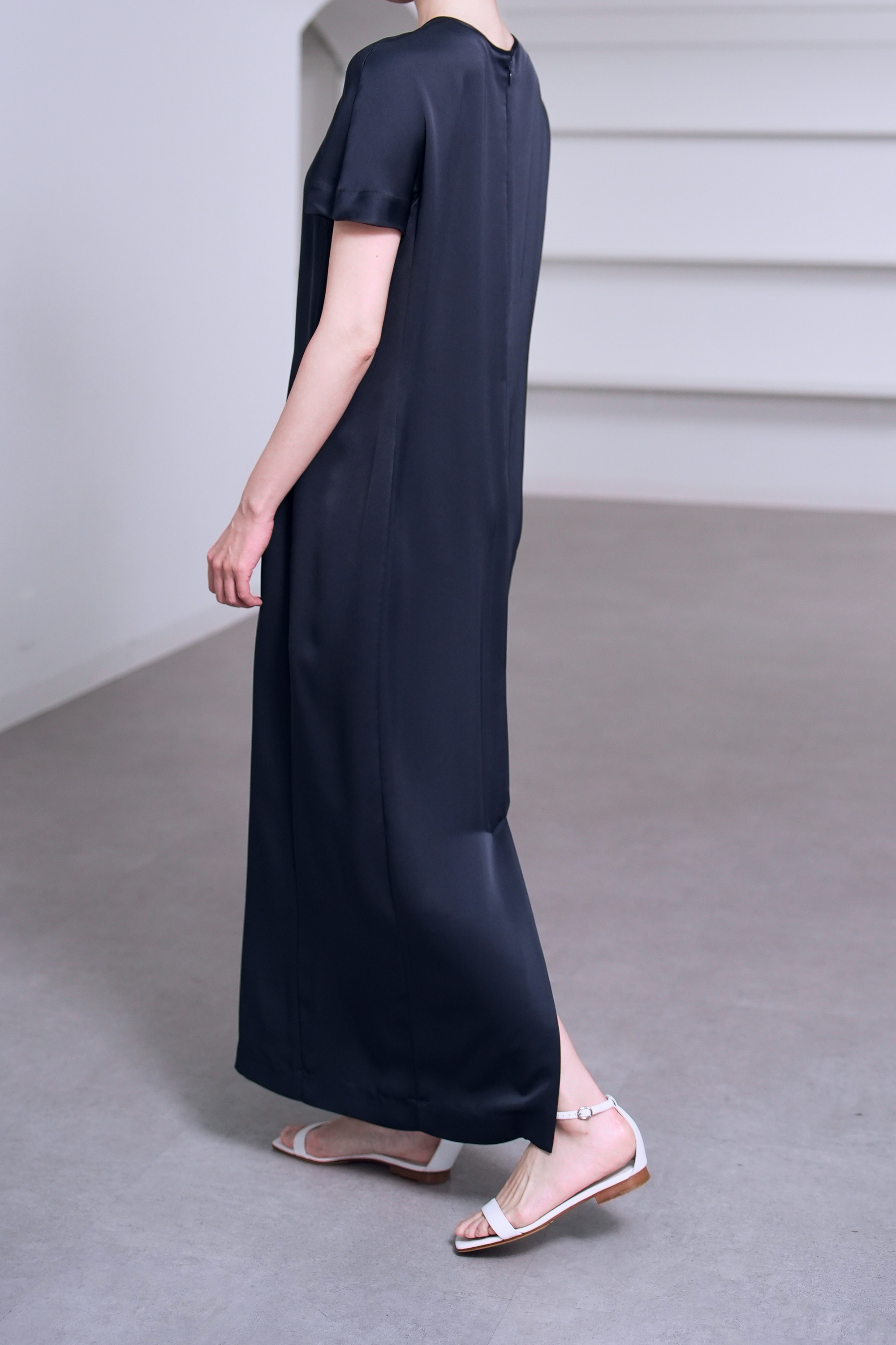 Manon Satin Navy の画像
