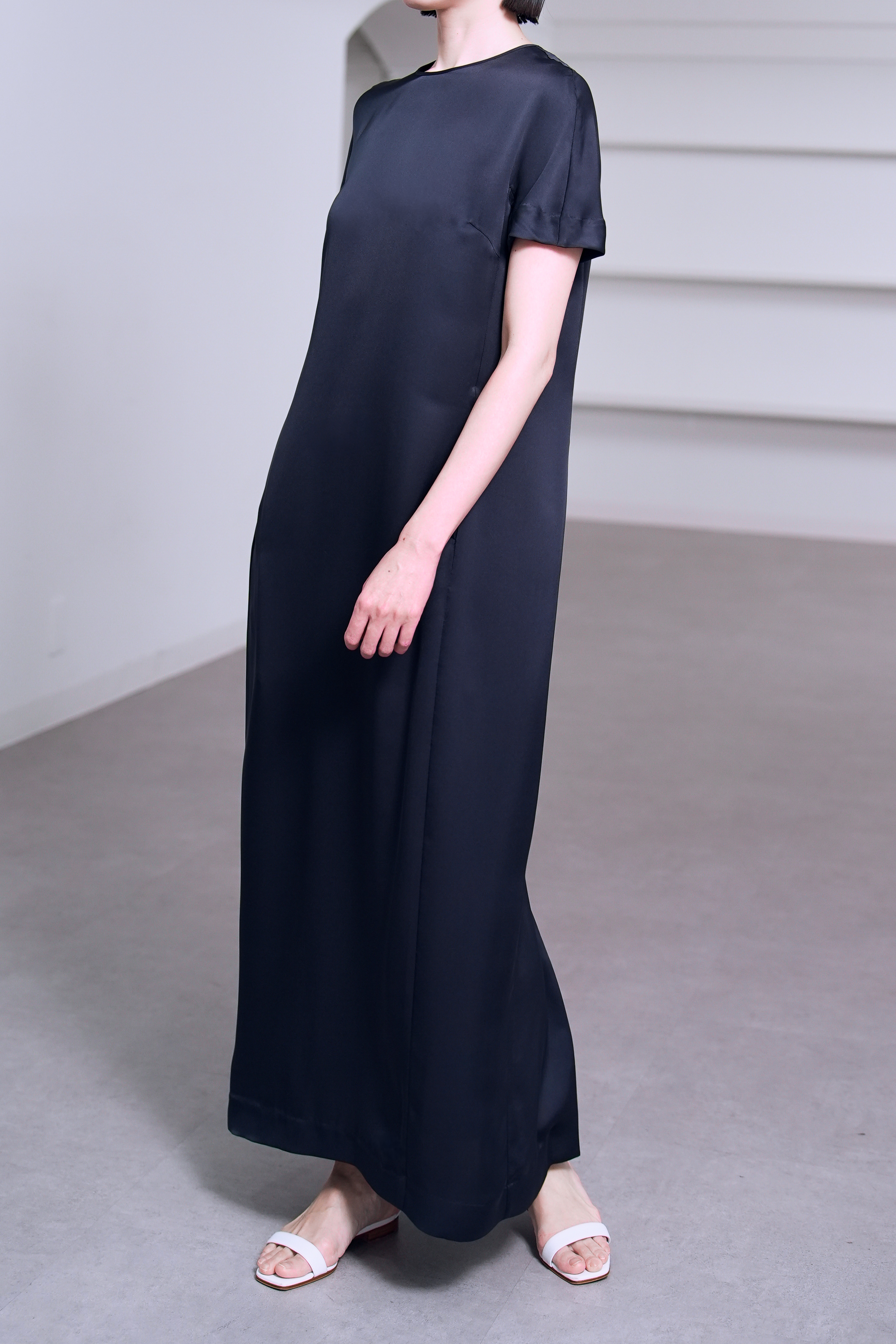 Manon Satin Navy の画像