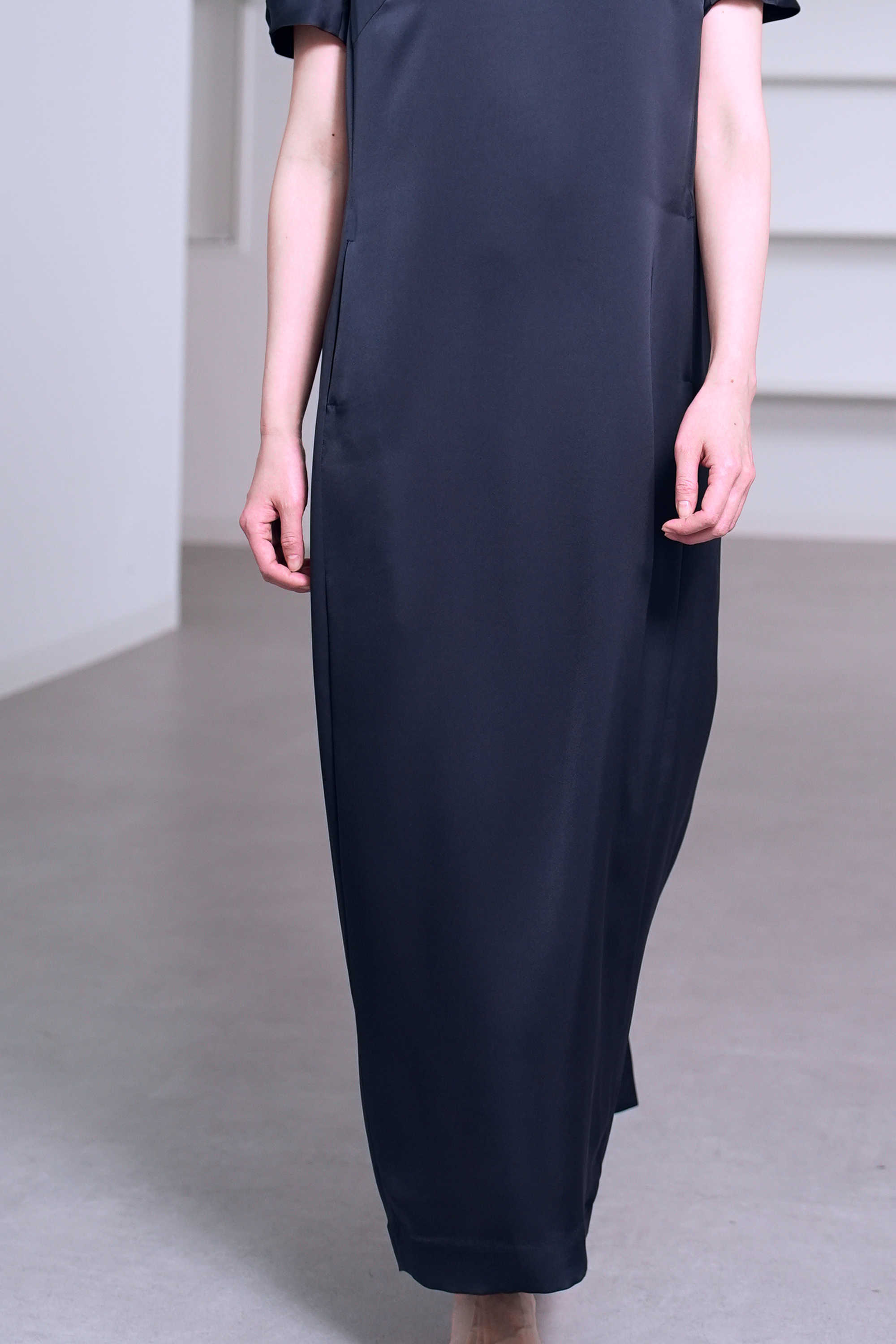 Manon Satin Navy の画像