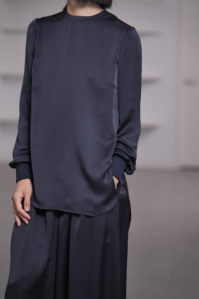 Esme Satin Navyの画像