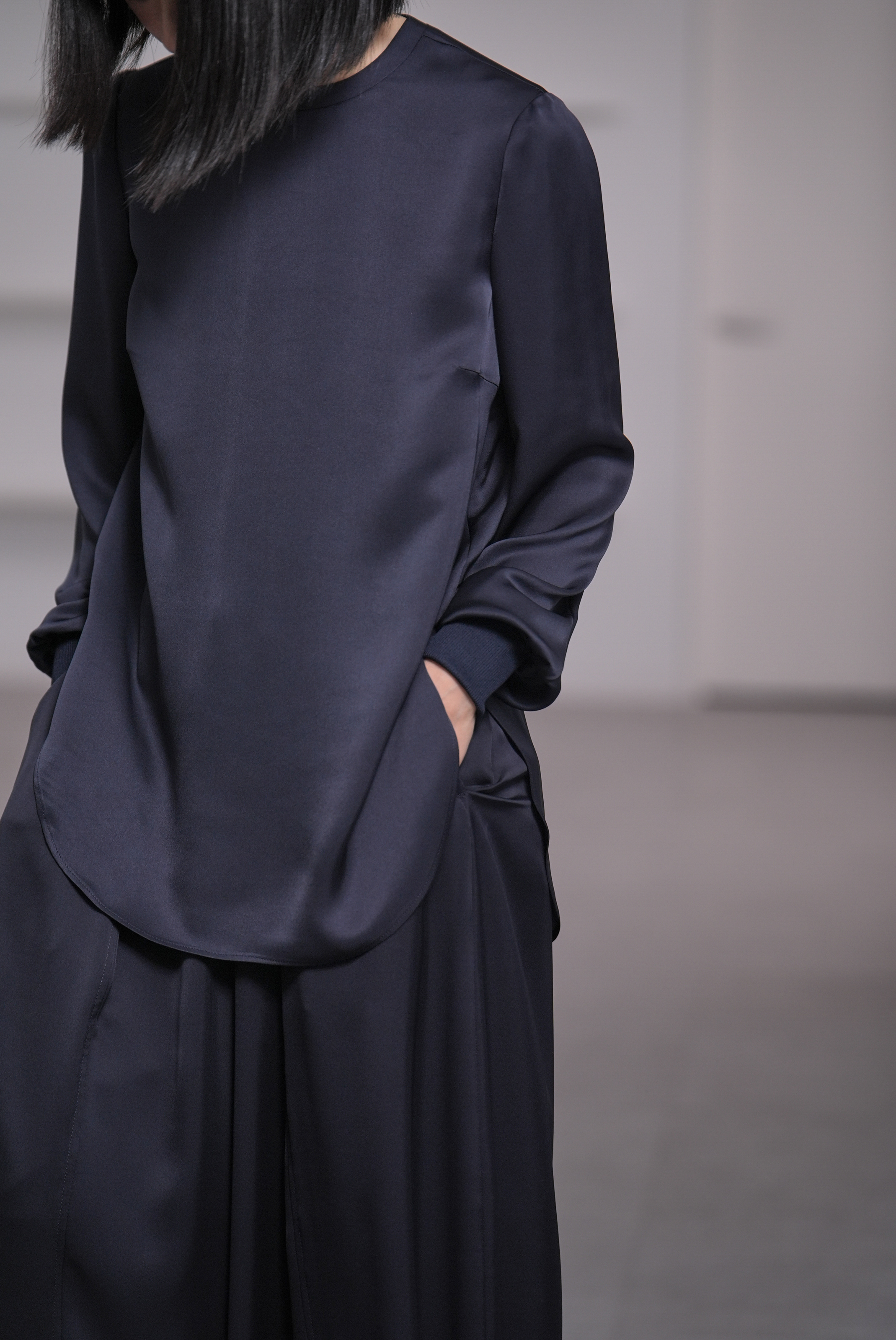 Esme Satin Navyの画像