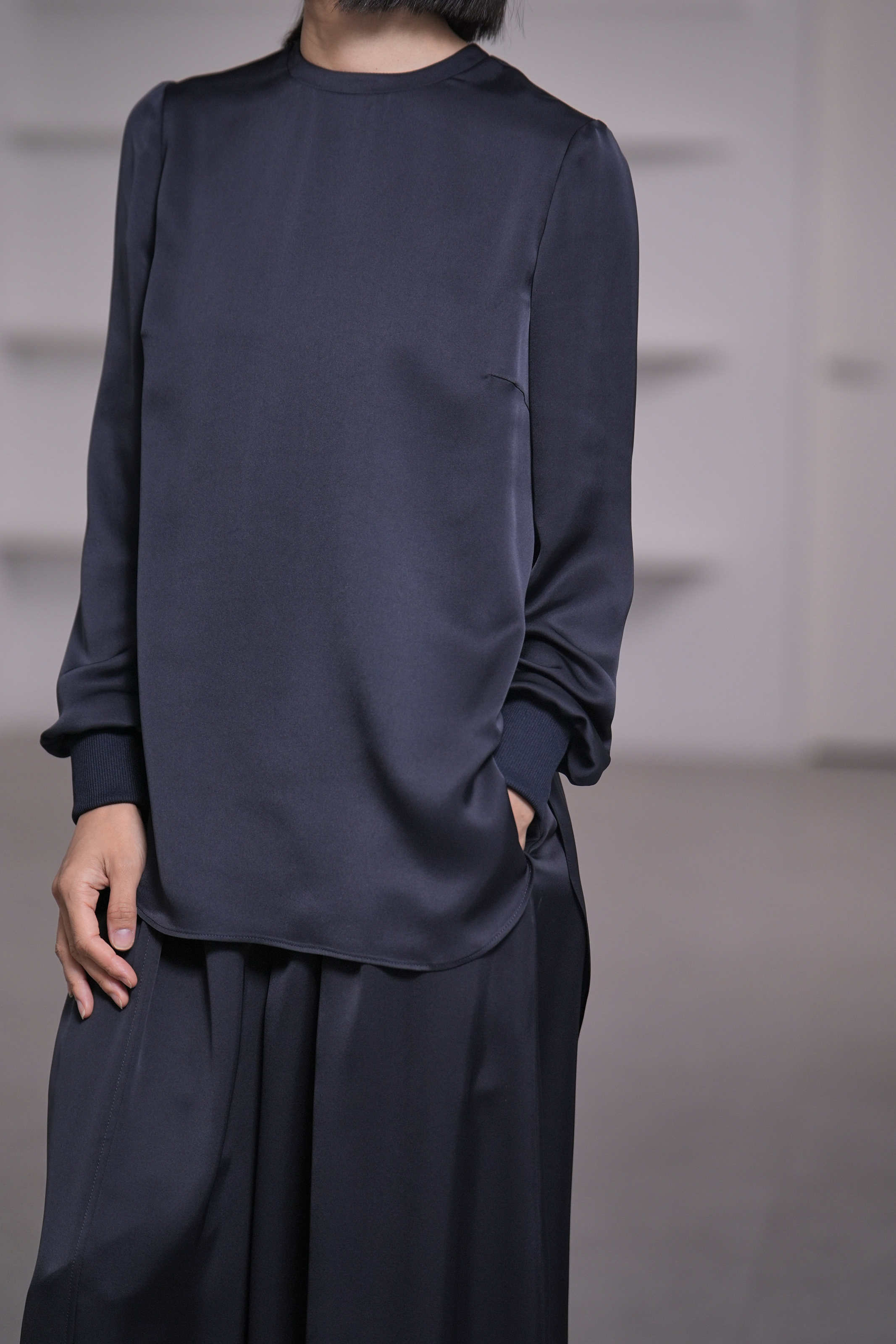 Esme Satin Navyの画像
