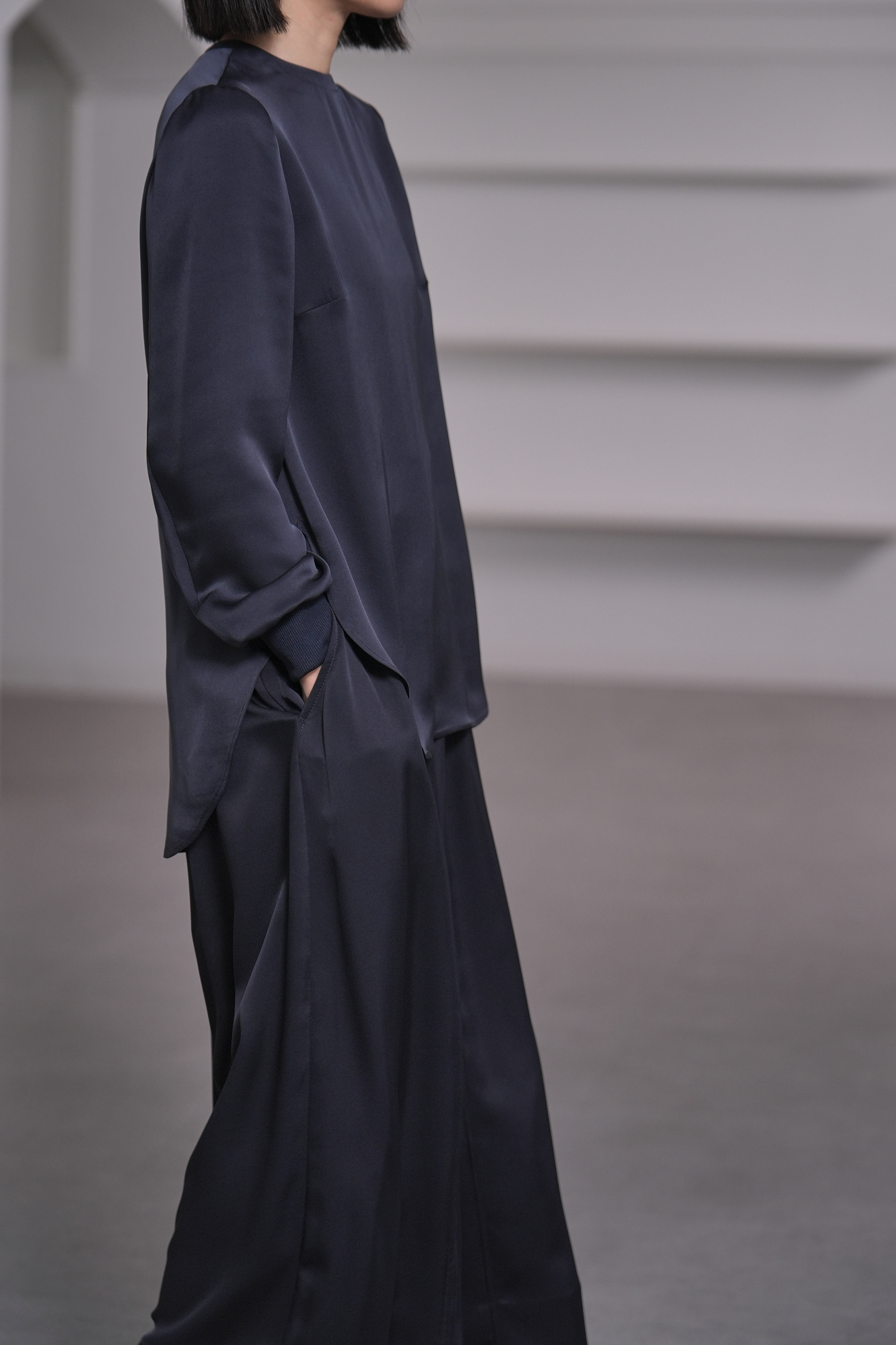 Esme Satin Navyの画像