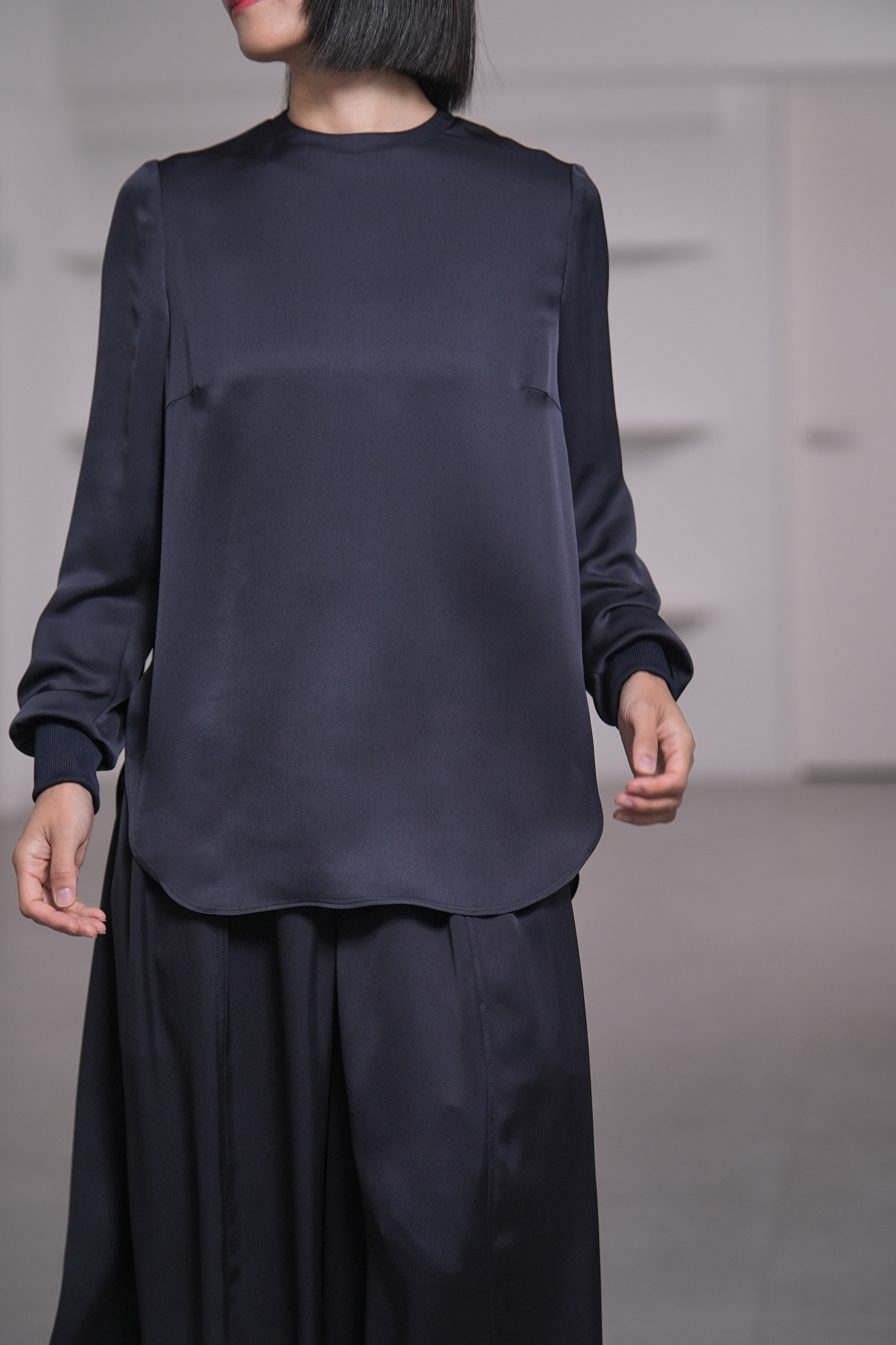 Esme Satin Navyの画像
