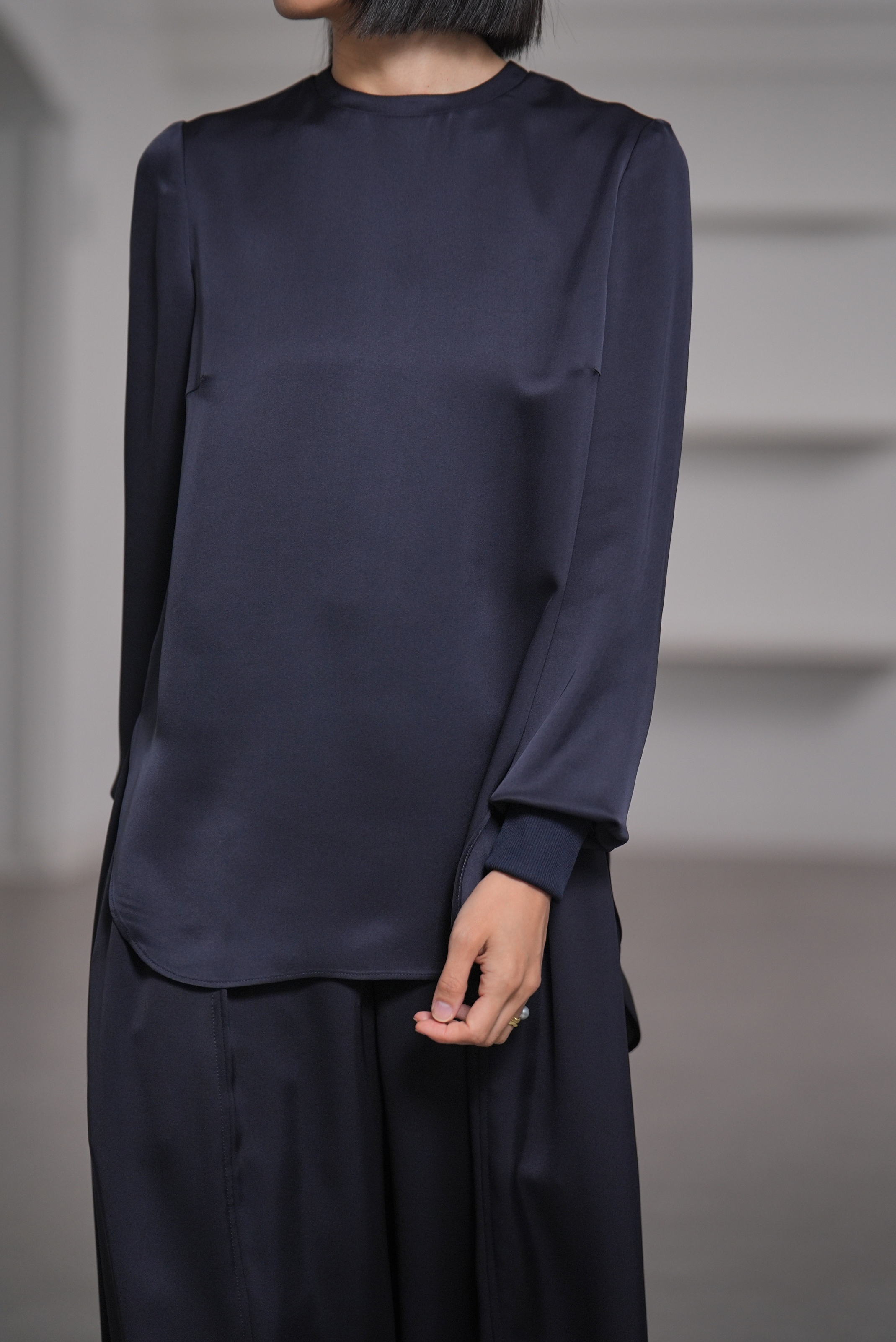 Esme Satin Navyの画像